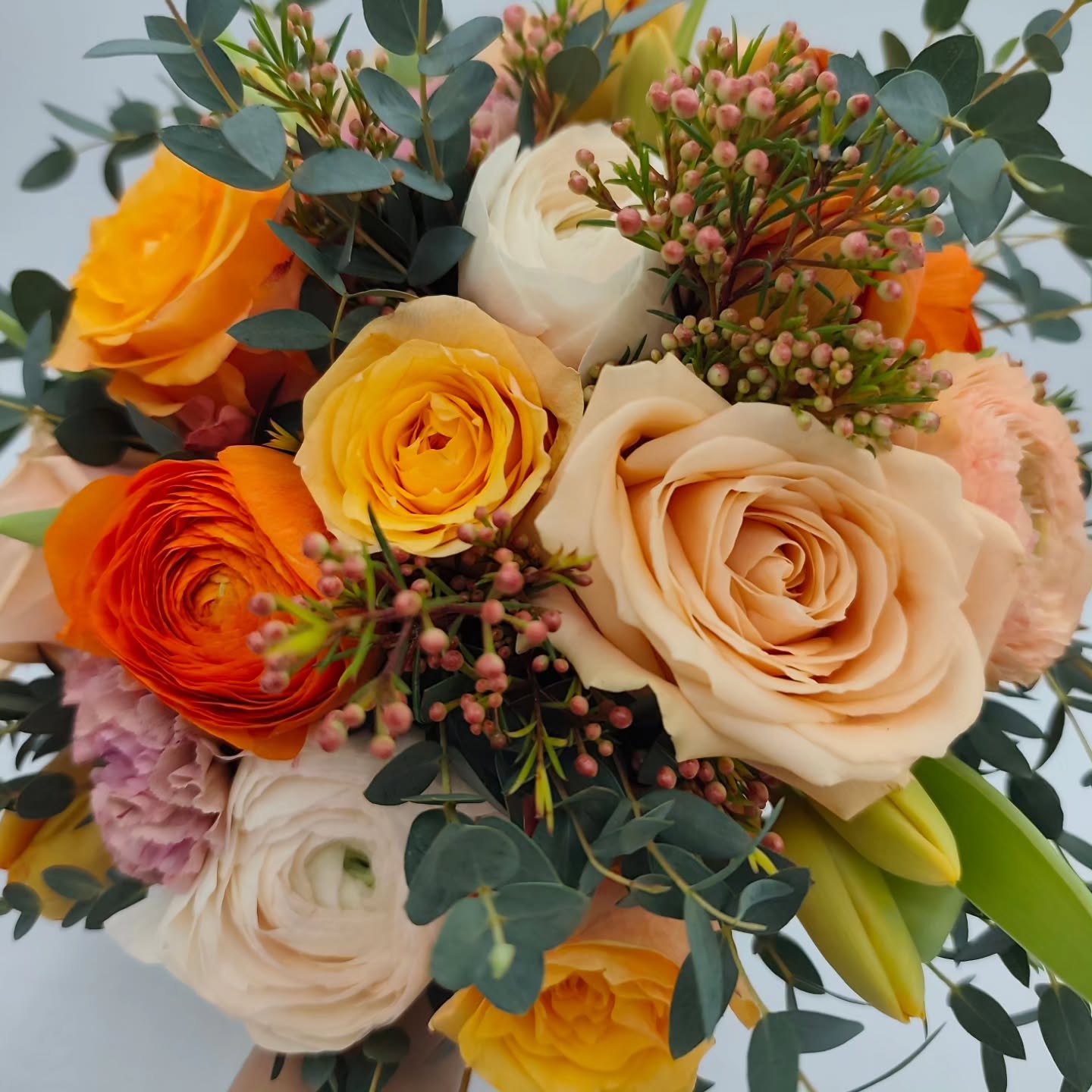 🧡 un jour , des mariages, tant d' émotion 🧡
Chaque dimanche soir de cet été, je vous ai partagé un réel ou une publication sur un mariage que nous avons eu l'honneur de fleurir, place auX dernierS de cette année !
Et comme j'ai manqué de temps, il a lieu mercredi et non dimanche 😁
Mais cette fois, c'est un pèle mêle de plusieurs mariages que je vous dévoile.
Alors c'est lequel votre préféré ?
J'espère que ce rdv hebdomadaire vous aura plus, je prépare plusieurs rdv comme celui ci tout au long de l'année, c'est en cours mais avec la com, le magasin, la famille, tout est segmenté 😉
Alors je vous dis à très vite, quoiqu'il en soit vous retrouverez les publications habituelles et régulières de notre travail ❤️
Un grand merci pour votre FIDÉLITÉ !
Vous me portez et m'aidez à garder le cap, vous montrer notre quotidien, nos réalisations et lire vos commentaires c'est le plus beau des cadeaux !!!
À très vite !!! 🌸.
#petalesdemotion
#lachapelledelatour
#fleuriste
#38110
#fleurs