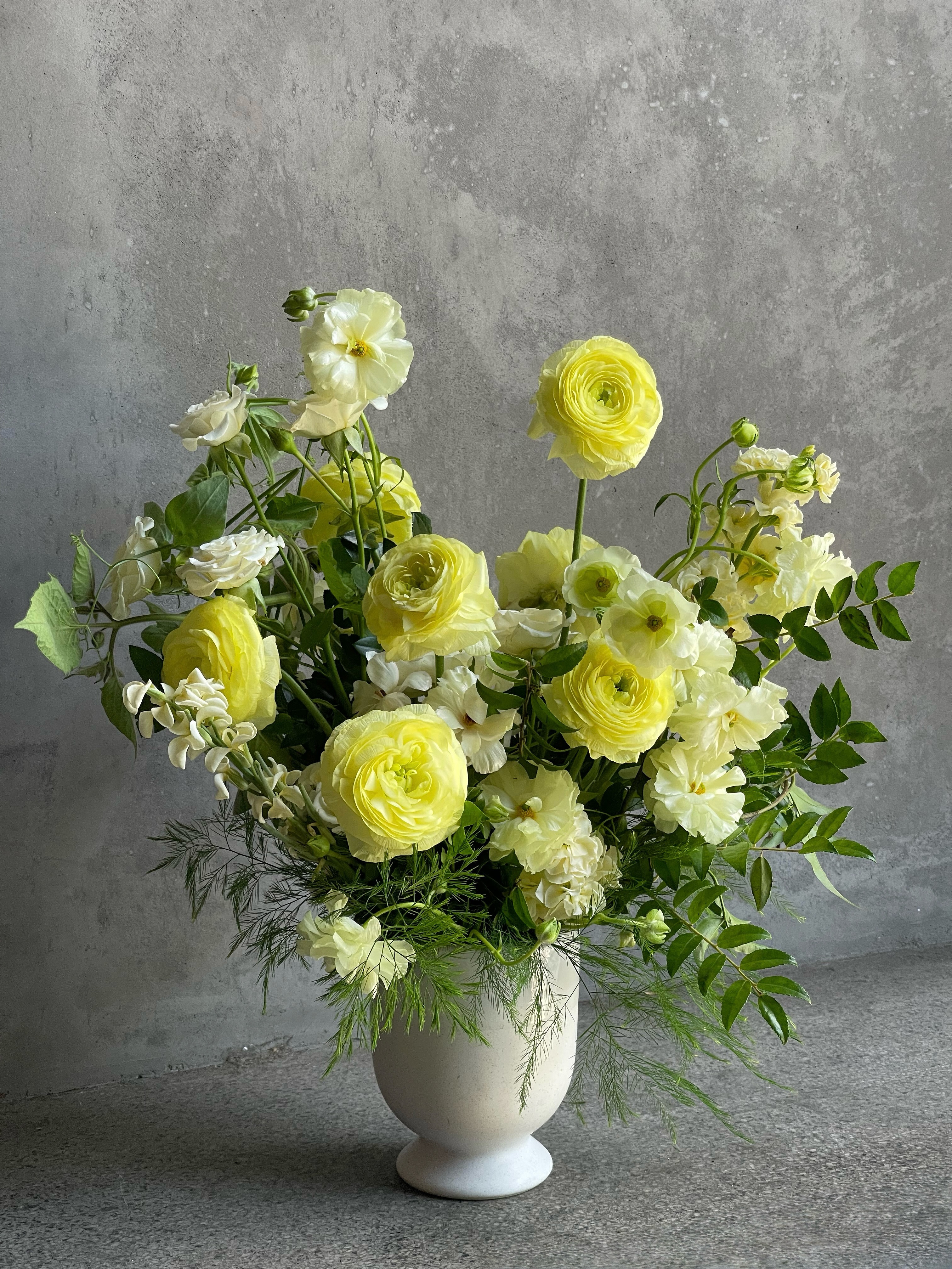 Ranunculus and butterfly ranunculus. When it’s not peony season, these are the favorites that everyone reaches for — and in this color, it’s easy to understand why. Will put a smile on your face.
Start your week off with flowers for pick-up and delivery throughout San Francisco. Order at lebouquetsf.com — link is in our bio!