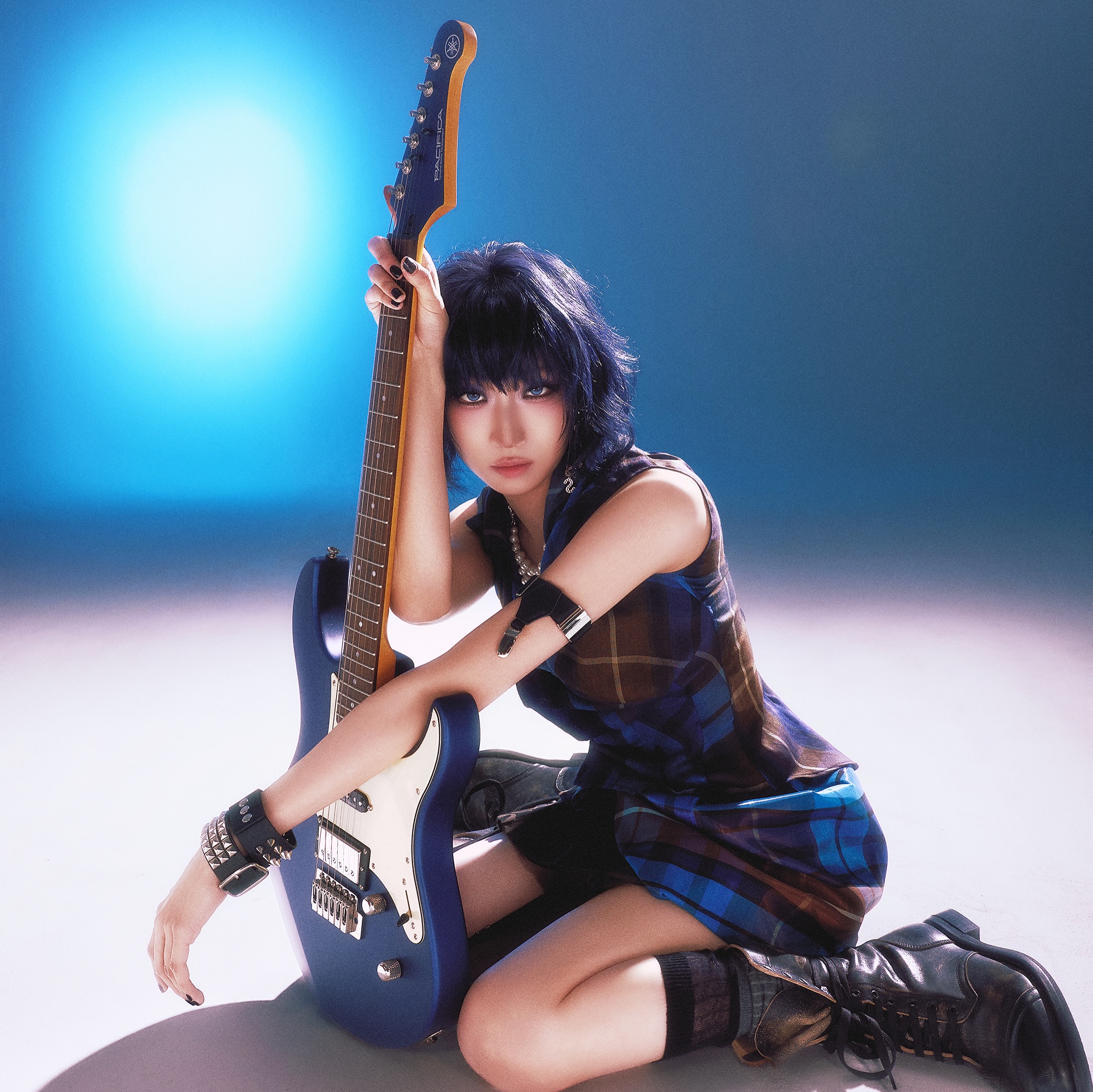HANA・JISOO、「LEE JISOO」(イ・ジス)としてのソロデビューが決定。自身の誕生日9月8日(火)にデビューシングル「MISMATCH/Movie Star」をリリース!
今回の発表にあわせて、LEE JISOOとして初となるアーティスト写真も公開された。
淡く輝く青白い光の中で、エレキギターとともにまっすぐカメラを見つめる姿を捉えた一枚。HANAで見せてきたJISOOとはまた異なる佇まいと、その眼差しからは、LEE JISOOとして新たな道を歩み始める静かな決意も感じさせるビジュアルに仕上がっている。
さらに、デビューシングル「MISMATCH」のジャケット写真も公開。顔を大胆にクローズアップしたビジュアルに、鼻筋にはメタリックな絆創膏があしらわれ、タイトルである「MISMATCH」を彷彿させる、印象的なアートワークとなっている。
本作には、「MISMATCH」と「Movie Star」の2曲を収録。LEE JISOO自身のルーツでもある韓国語を軸に、韓国語と英語で紡がれた。2曲とも彼女自身が制作に携わり、その感性や音楽性を色濃く表現した。
「MISMATCH」では、LEE JISOO本人が作詞・作曲に参加。彼女が歩んできた人生とこれからの決意を表現している。そして「Movie Star」は、HANAのプロデューサーでもあるちゃんみながプロデュースし、LEE JISOOの魅力を引き出し、ソロデビューにふさわしい2曲が揃った。
デビューシングル「MISMATCH」は9月8日(火)に配信リリース。本日よりPre-add / Pre-saveもスタートしている。
HANAのJISOOから、ソロアーティスト「LEE JISOO」へ。グループで培ってきた表現力に、自身のルーツと言葉、そしてよりパーソナルな感性を重ね、彼女がどのような音楽を届けていくのか、今後の動きにも注目!
【LEE JISOO コメント】
たくさんの方の力を借りて、9月8日、ソロアーティストLEE JISOOとしてデビューすることになりました。誕生日という特別な日に自分の名前で届けるシングルだからこそ、ありのままの私と好きなものを素直に詰め込みました。
完璧じゃない自分を愛したいという思いを描いた「MISMATCH」、いつも私らしくいさせてくれる憧れの人へのラブレター「Movie Star」。私の物語であり、私たちの物語でもあるこの2曲が、皆さんの力になれたら嬉しいです。これからもよろしくお願いします!
【是非フォローをお願いします!】
@mashroom_tokyo
@zeesimnidaa
@hana_brave_official