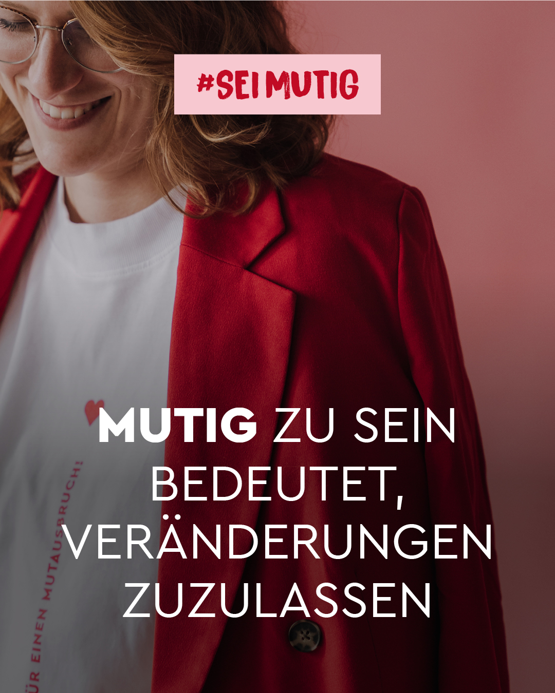 #SeiMutig! ❤️
Du und Dein Unternehmen habt euch weiterentwickelt.
Aber sieht man das auch?
Vielleicht ist dein Unternehmen gewachsen. Neue Menschen kommen dazu, Leistungen verändern sich, Werte werden klarer oder eine neue Generation übernimmt. Du merkst einfach: So, wie wir nach außen wirken, sind wir längst nicht mehr.
Genau hier macht es Sinn, über ein Rebranding nachzudenken. Nicht, um einfach alles neu zu machen. Sondern, um sich die richtigen Fragen zu stellen:
❤️ Was macht uns aus?
🧩 Was darf bleiben?
🚀 Was darf sich verändern?
🎯 Und wie zeigen wir das nach außen?
Wir schauen hin, hinterfragen, sortieren aus und entwickeln weiter. Mit Respekt vor dem, was da ist, aber ohne an Dingen festzuhalten, nur weil sie „schon immer so waren“. Denn Tradition und Veränderung schließen sich nicht aus.
Manchmal braucht es einfach ein bisschen Mut, damit der Außenauftritt wieder zu dem Unternehmen passt, das längst dahintersteckt.
Wenn du das Gefühl hast, dein Unternehmen ist längst weiter als dein Außenauftritt, dann sollten wir uns kennenlernen!
#mutdesign #rebranding #unternehmensnachfolge #branding #markenaufbau