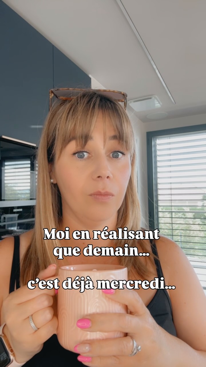 Le vrai piège de la rentrée ?
Croire qu’on va enfin souffler.
Alors que demain… c’est déjà mercredi. 😭😂
Et avec lui, le fameux : « Maman, on fait quoi aujourd’hui ? »
Moi aussi j’ai été cette maman.
Celle qui tendait la tablette pour souffler cinq minutes.
Et qui culpabilisait le soir de ne pas avoir eu une idée.
Pas par manque d’amour mais par manque de temps.
Et un jour tout a changé : j’ai réuni 50 activités créatives et sensorielles dans la Méthode 0 Écran, avec ce qu’on a déjà à la maison.
Sans charge mentale, sans se ruiner.
Cette méthode a conquis presque toute l’Europe, et est même partie jusqu’en Israël, au Canada et aux États-Unis. 🌍
Plus de 100 mamans à travers le monde l’ont déjà adoptée.
Je sauve leurs mercredis, leurs week-ends, leurs vacances… mais SURTOUT leur patience. 🤎
La rentrée, c’est aujourd’hui et avec elle, les mercredis qui recommencent.
Dis-moi : toi aussi tu viens de réaliser que demain, c’était déjà mercredi ? 😂
#maman #activiteenfant #sansecran #parentalitebienveillante #enfant