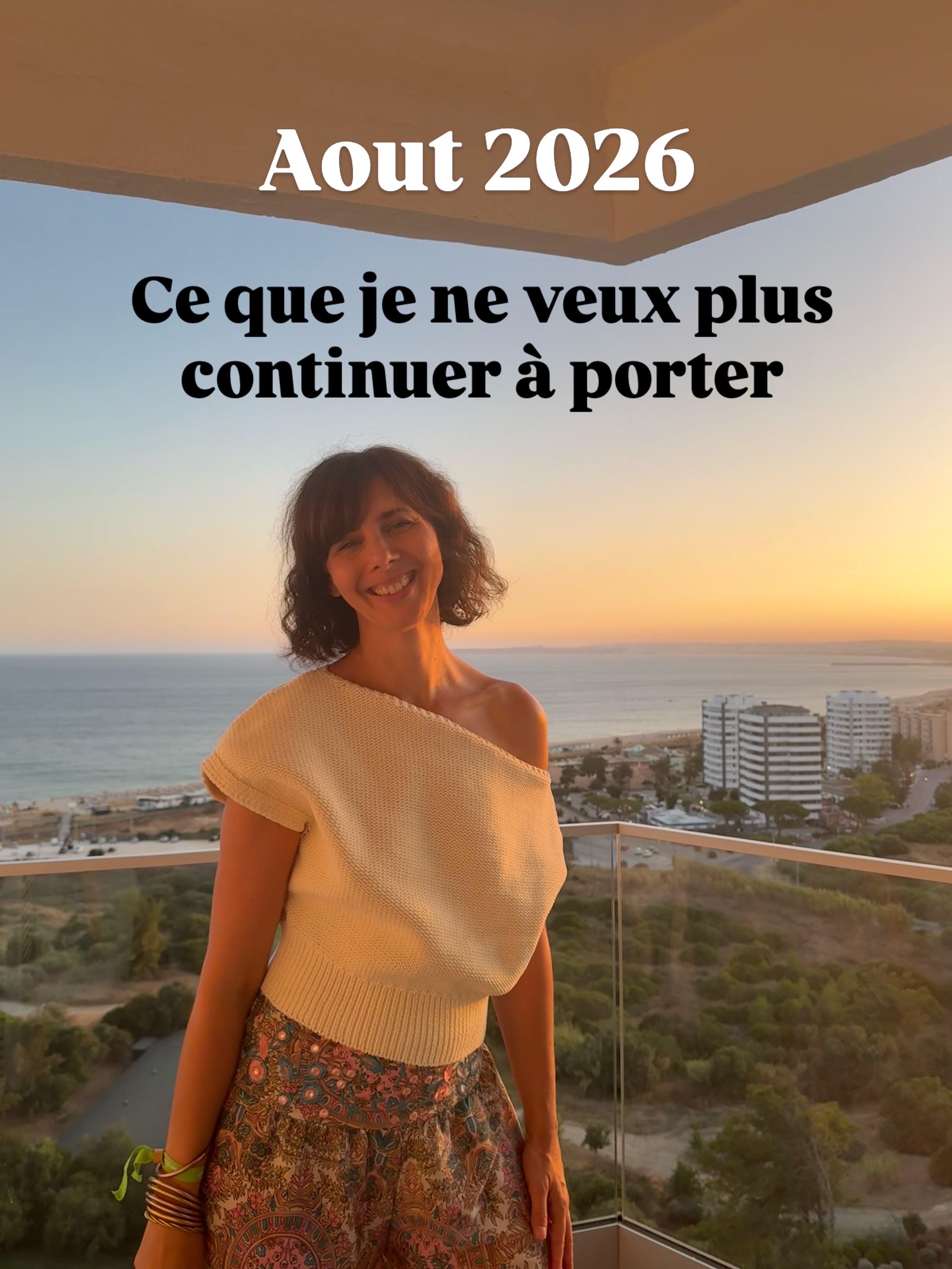J’ai réalisé que certaines choses que je continuais à maintenir pour préserver l’équilibre me coûtaient beaucoup trop d’énergie.
Dans mes collaborations.
Dans mes projets.
Dans ma manière de travailler.
Dans mes relations.
Et même dans ce que j’attends de la suite.
Je veux choisir (quel luxe). Choisir les projets qui ont du sens.
Les personnes avec qui j’ai envie de construire.
Les espaces dans lesquels je peux être pleinement moi.
Et laisser davantage de place au plaisir, à la création, à la rencontre.
Les Karnets vont continuer à grandir.
Le deuxième commence doucement à prendre forme.
Et je sens que la suite sera moins une question de « faire plus » que de faire plus juste.
Je rentre en septembre sans avoir toutes les réponses et toutes les solutions.
Mais avec une intention très claire : Construire une vie dans laquelle je me sens vivante. Ne plus tenir. Habiter.
C’est parti pour la rentrée!
Quelle est ton intention de rentrée ?
#leskarnetsdemel