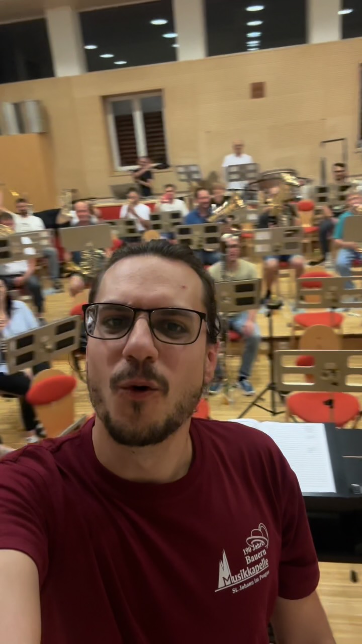 Unsere Mission: Konzertwertung 🎶 Dafür hieß es am Samstag: proben, proben, proben. 💪🏼 Zuerst wurde gemeinsam mit unseren Gastdozent:innen in den einzelnen Registern an den Details gefeilt, bevor’s danach für alle zusammen in die Gesamtprobe ging. 🎺
Bis zum 10.10. wird weiter fleißig geprobt. 🔥
Uuund: Vielen lieben Dank an unsere Gastdozent:innen für eure Zeit, eure Tipps & den musikalischen Feinschliff! 🙌🏼🎶