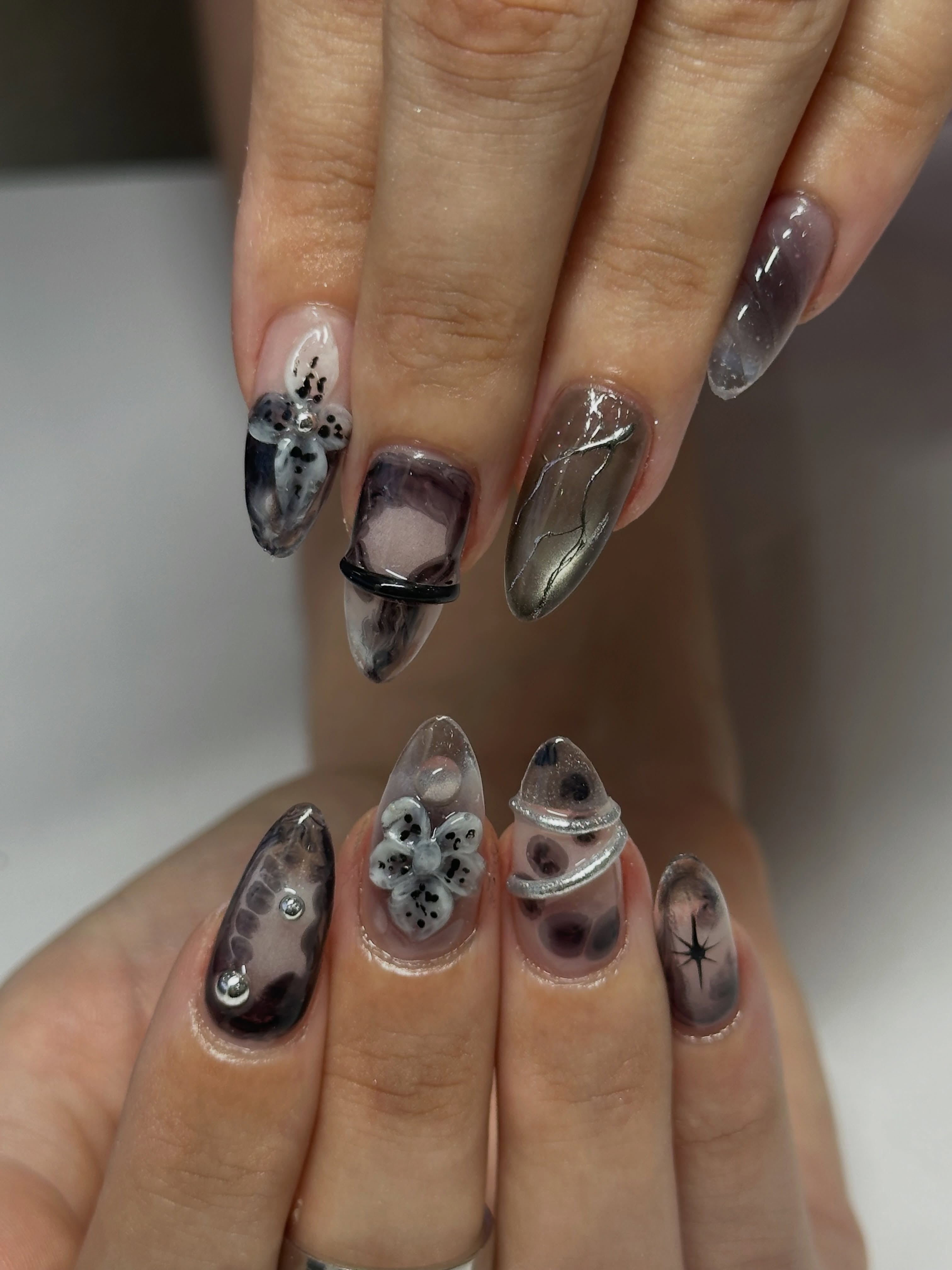 summer sets were fun and all, but we are soooo ready for fall 😈 love this moody cool girl set by @pauline_lanails 🖤
#coolgirlstyle #naildesigninspo #nailartdesign #nailinspo #fallnails