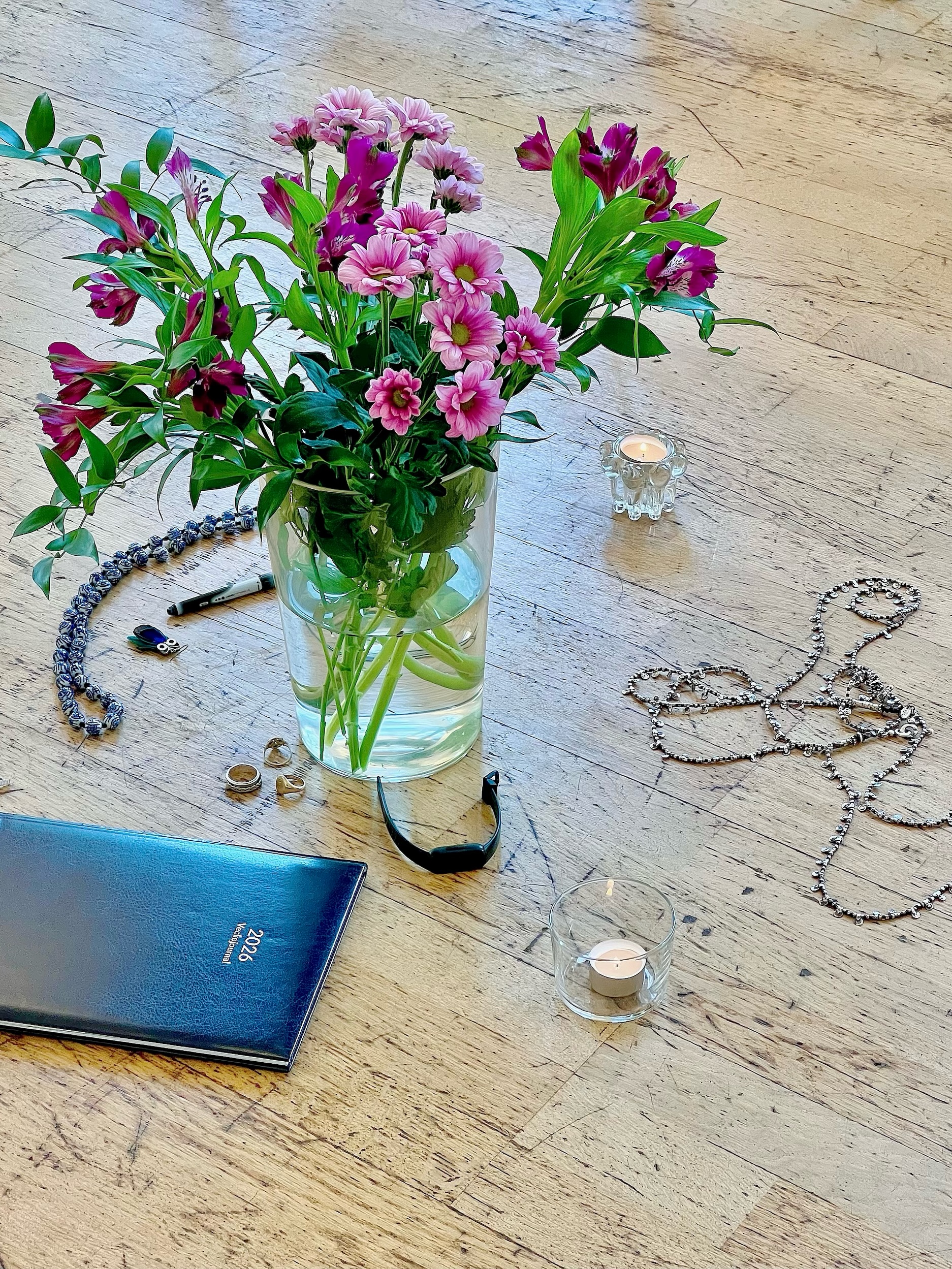 Ordlösa ögonblick. (Swipe →)
Experimentell ateljé med blandteknik, self-care, we-care & ordregn. Kaffe, goda mackor & mysiga kök i lummigt våtväder. ☔️ ☕️
Här möts människor på livets stig. Öppet, seende. Finare än så kan det nästan inte bli.
Några ögonblick från vår senaste workshop i #expressivearts 🎨