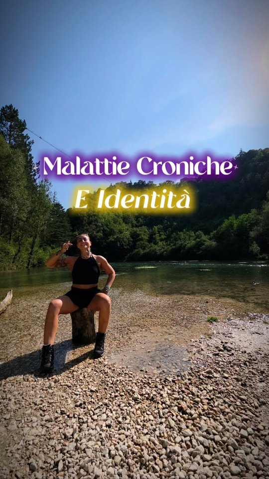 🎗𝑨𝒅 𝒐𝒈𝒏𝒊 𝒑𝒆𝒓𝒔𝒐𝒏𝒂 𝒄𝒉𝒆 𝒄𝒐𝒎𝒃𝒂𝒕𝒕𝒆 𝒖𝒏𝒂 𝑴𝒂𝒍𝒂𝒕𝒕𝒊𝒂 𝑪𝒓𝒐𝒏𝒊𝒄𝒂 𝒆 𝒔𝒊 𝒔𝒆𝒏𝒕𝒆 𝒊𝒏 𝒒𝒖𝒆𝒔𝒕𝒐 𝒎𝒐𝒅𝒐... 𝑽𝒊 𝒔𝒐𝒏𝒐 𝒗𝒊𝒄𝒊𝒏𝒂.
È come essere due persone differenti.
Ogni mattina ci svegliamo pensando a che tipo di persona avremo la possibilità di essere.
Ieri avevamo la batteria carica e, nonostante il nostro corpo non smetta mai di urlare, abbiamo potuto fare quella passeggiata che avevamo sognato. Siamo riuscite ad essere presenti, nonostante il dolore. Siamo state compagne di risate anche tra i mille pensieri.
Sembravamo quasi "funzionare" normalmente.
E oggi la nostra batteria è a zero e non riusciamo nemmeno a pensare di poterci alzarci dal letto.
📉Questa alternanza quotidiana tra la batteria a 100 e a 0 è ciò che le persone non riescono a comprendere.
È il motivo principale per cui ci addititano ancora come pazze.
Perché alle 10 ti stavi allenando o stavi lavorando e alle 11 sei sdraiata sul pavimento e non puoi muoverti.
È complesso da credere e capire se non lo si vede... lo so. Ma a te che leggi e non soffri di Endometriosi, Adenomiosi, Fibromialgia, Sindrome di Alcock, Vulvodinia, Artrite Reumatoide e altre malattie croniche, chiedo di cercare di guardare oltre a ciò che hai provato nella vita. Perché non tutto ciò che stanno passando gli altri lo abbiamo vissuto noi, e anche se così fosse, il grado di dolore di ognuno di noi è differente e non possiamo pretendere di capirlo a pieno.
E a te che soffri come me, dico, non è colpa tua. E devi consentirti di poter attraversare entrambe le versioni di te.
E so che non è facile perché il mondo ci chiede di funzionare e non supporta chi sta male, spesso nemmeno in situazioni di collasso... figurati riuscire a vedere le nostre malattie croniche.
È giusto? No.
Ma noi siamo qua. E in qualche modo dobbiamo riuscire a vivere. E quel modo, dobbiamo sceglierlo quanto più possibile attraverso ciò che proviamo. Attraverso questo Dolore Cronico che non smette mai.
Quando ci troviamo nei nostri "gi
