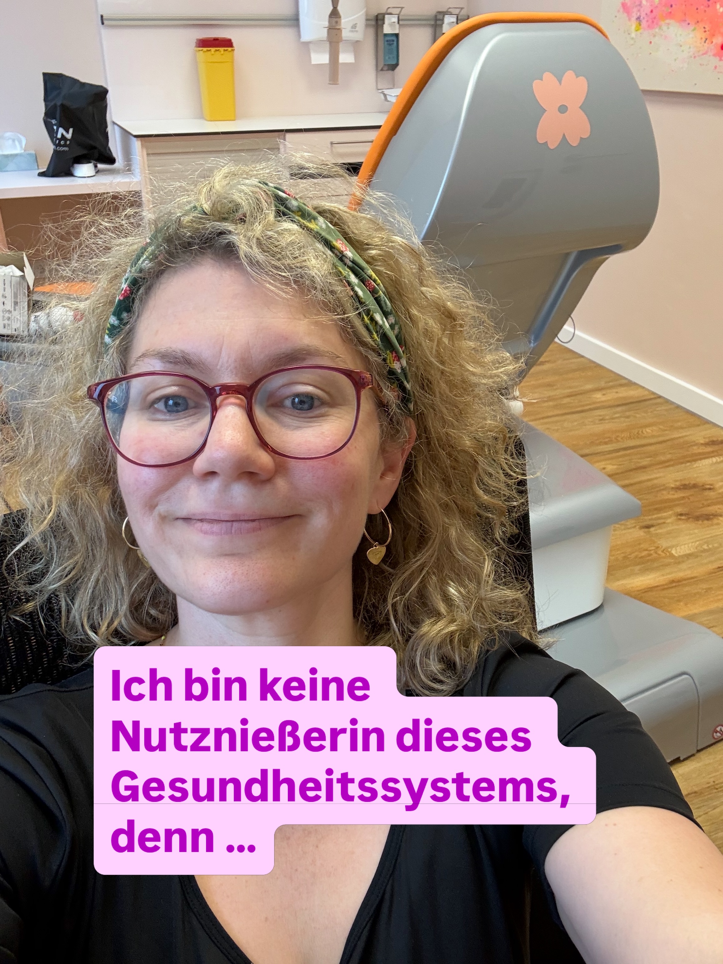 Ich praktiziere in eigener Privatpraxis @gynzwei seit diesem Jahr. Ich bin Gynäkologin, Ernährungsmedizinerin, Resilienztrainerin. Meine Schwerpunkte #pmds #endometriose #pmos #wechseljahre #adipositas sind im GKV System nicht abbildbar. Nicht so, wie ich therapiere: 1 Stunde Erstgespräch. Regelmäßige Begleitung, motivales Coaching. Ausführliche Untersuchung, über den Tellerrand hinaus - auch Mikronährstoffe werden angeschaut. Strukturierte Ernährungsberaung. Resilienzcoaching. Und noch so viel mehr und immer mit Raum für Gefühle und Gespräch. Denn alles mal rauslassen, loslassen und die eigene Lage verstehen, jemandem die Hand reichen, damit die Person wieder Kontrolle über ihre Gesundheit erhält, das ist oft die beste Medizin. Etwas, was m.E. im Regelsystem in diesem Ausmaß nicht abbildbar ist - egal wie viel Expertise man zu teilen hätte.
Außerdem bin ich noch Mutter, habe zwei kleine Kinder, lebe in Partnerschaft, wir haben chronische Krankheiten in der Familie, die Zeit und Aufmerksamkeit brauchen.
Der Schritt in die Privatpraxis war mein Befreiungsschlag. Entgegen aller Kritik, kann ich nun Medizin frei praktizieren, Medizin hinter der ich stehe und das in einer Arbeitsatmosphäre, die mich über mich hinaus wachsen lässt und wertschätzt.
Und die Prävention, die wir leisten/begleiten, ist tausend mal günstiger, als jede Krankheit, die vielleicht in ein paar Jahren zu behandeln wäre, die aus der Ignoranz dieses Systems erfolgt, weil „man sich die Beschwerden nur einbilde oder sich damit abfinden solle.“
Ehrliche und harte Worte, von ♥️
Ich will gar keine Nutznießerin der GKV sein.
