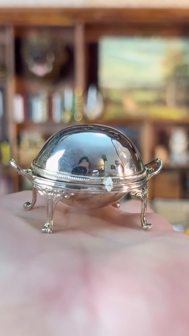 This awesome Sterling silver Victorian style server was made by the masterful Miniaturist Pete Aquilo and was offered in a previous (Estate Sale) I had last year. If you're looking for wonderful fine art Miniature stay tuned for an upcoming early fall Estate Sale which will include yummy Miniatures! like this. Best way to find out more information is to sign up for my newsletter updates, there's a link in my bio sign up now so you never miss an update on my auctions sales and special events! #dollhouse #sterlingsilver #miniature #fineart