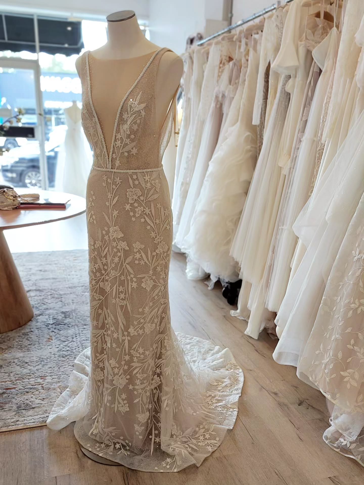 Such a delicate gown to introduce you to today āØļø
Cherie by Oui ~ Kindred is sexy, striking, ultra feminine & subtly shimmering all at once. Its fit & flare silhouette, deep V-neckline and hand beaded design combine to deliver a magical gown.
Now we at Sunday Soiree are quite partial to a bit of floral in our lives so its not surprising that we love this design but you really do need to see this gown in reality to appreciate *just* how pretty it is. The nude lining and the shimmering beading together ensure that the design stands out so beautifully. A short but heavily detailed train is in perfect balance for this slimline design.
Never worn. Ready for its moment to shimmer. š¤
RRP $5000 | Our Price $1,850
Size 10
#sundaysoireewagga
#sustainableandstylish
#sustainableweddingdress
#prelovedbridal
#weddingdress