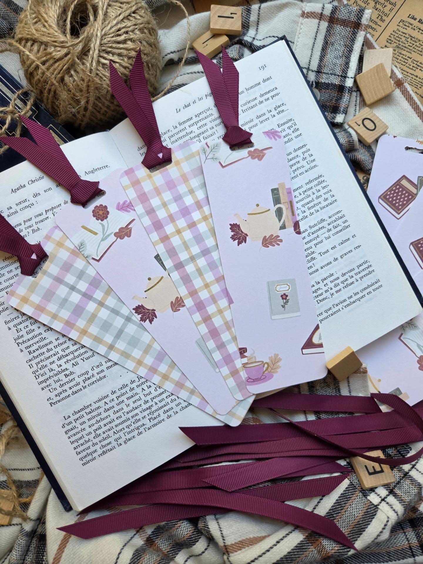 🍂 Un gros merci pour toutes les commandes et l'amour que vous avez donné à la nouvelle collection d'automne! 🍁
✨️Pour le moment et jusqu'à épuisement des stocks, chaque commande recevra un de ces magnifiques signets cozy! 🦊
----
🍂A big thank you for all the orders and love you gave to the new autumn collection! 🍁
✨️For now and until supplies run out, every order will receive one of these beautiful cozy bookmarks! 🦊