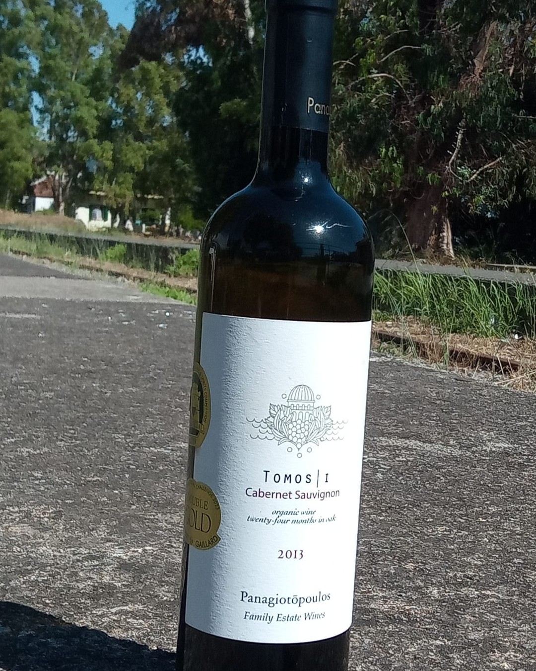 This Cabernet turned thirteen and still drinks astonishingly easy.
Panagiotopoulos Tomos I Cabernet Sauvignon 2013 – PGI Trifilia, Peloponnese | 90/100 🍷
Tomos I is the organic Cabernet of Panagiotopoulos (@panagiotopoulos_wines), heir to the vine Dimitris Panagiotopoulos started with at Pyrgos Trifilias in 1982. The line runs back to a first 2000 vintage but has worn the name “Tomos I” only since 2013 (volume one of an organic trio with Tomos II Merlot and Tomos III Syrah); the older 2010 I reviewed still went out as plain “Cabernet Sauvignon Bio”. It is a single-site organic Cabernet at 500 m, 24 months in 225-litre French oak, 13.5%, just 6,900 bottles, around €24.
The estate’s hierarchy is hard to follow, though: the Tomos III Syrah counts as mere “Premium” and this Tomos I as “Super Premium”, yet poured side by side the Syrah convinced me clearly more.
2013 was a healthy, balanced year for Greek reds, ripe but not overripe; the Cabernet came in on 20 September. Curious how it would show after thirteen years, I tasted it. Still plenty of blackcurrant on the nose, very varietal. The attack is a touch flat, the colour not especially dense, but it drinks beautifully, astonishingly easy for a thirteen-year-old. Lots of drive, supple in the mouth, a light Cabernet rather than a heavyweight despite the oak. The finish stays rather short for this tier.
For me it is 90 points; the 2010 sits at the same level today. It is at its peak now, and I see no reason it shouldn’t hold another decade, so anyone with a bottle can open it without hesitation.
A much more detailed review lives in our site’s tasting-note database of 500+ Greek wines.
Save this if you've got an aged Greek Cabernet waiting to be opened.
#GreekWine #CabernetSauvignon #WinesOfGreece #OrganicWine #GreekReds