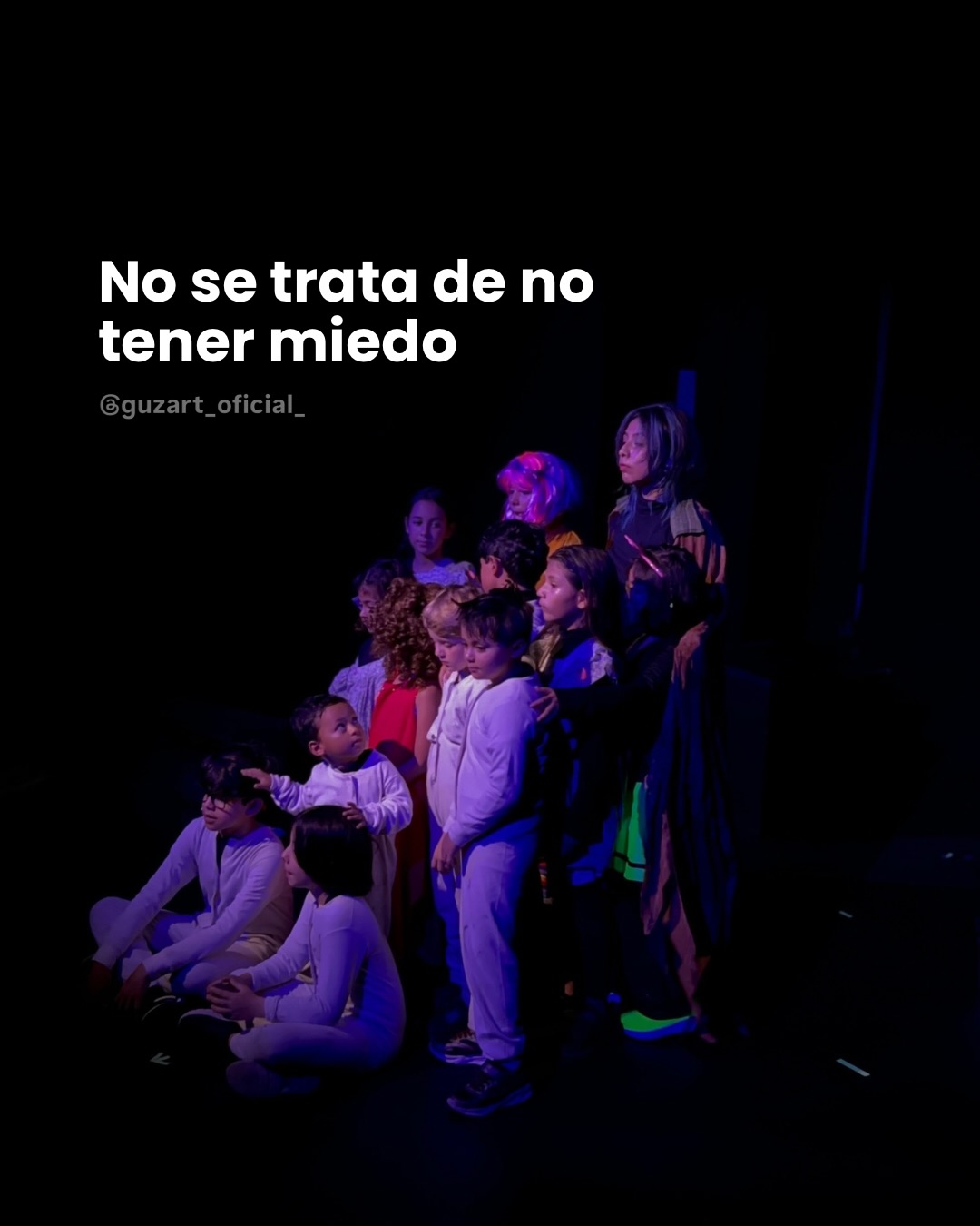 🎭✨ La valentía también se encuentra en el escenario. 💙✨
Atreverse a actuar es enfrentarse a los nervios, confiar en tu voz y dejar que cada emoción cobre vida.
Porque no necesitas dejar de tener miedo para ser valiente. ❤️
Solo necesitas atreverte a dar el primer paso, subir al escenario y contar tu historia. 💙
✨ Que nunca te falte valor para hacer aquello que te apasiona.
#teatro #actuacion #actores #escenario #arteescénico