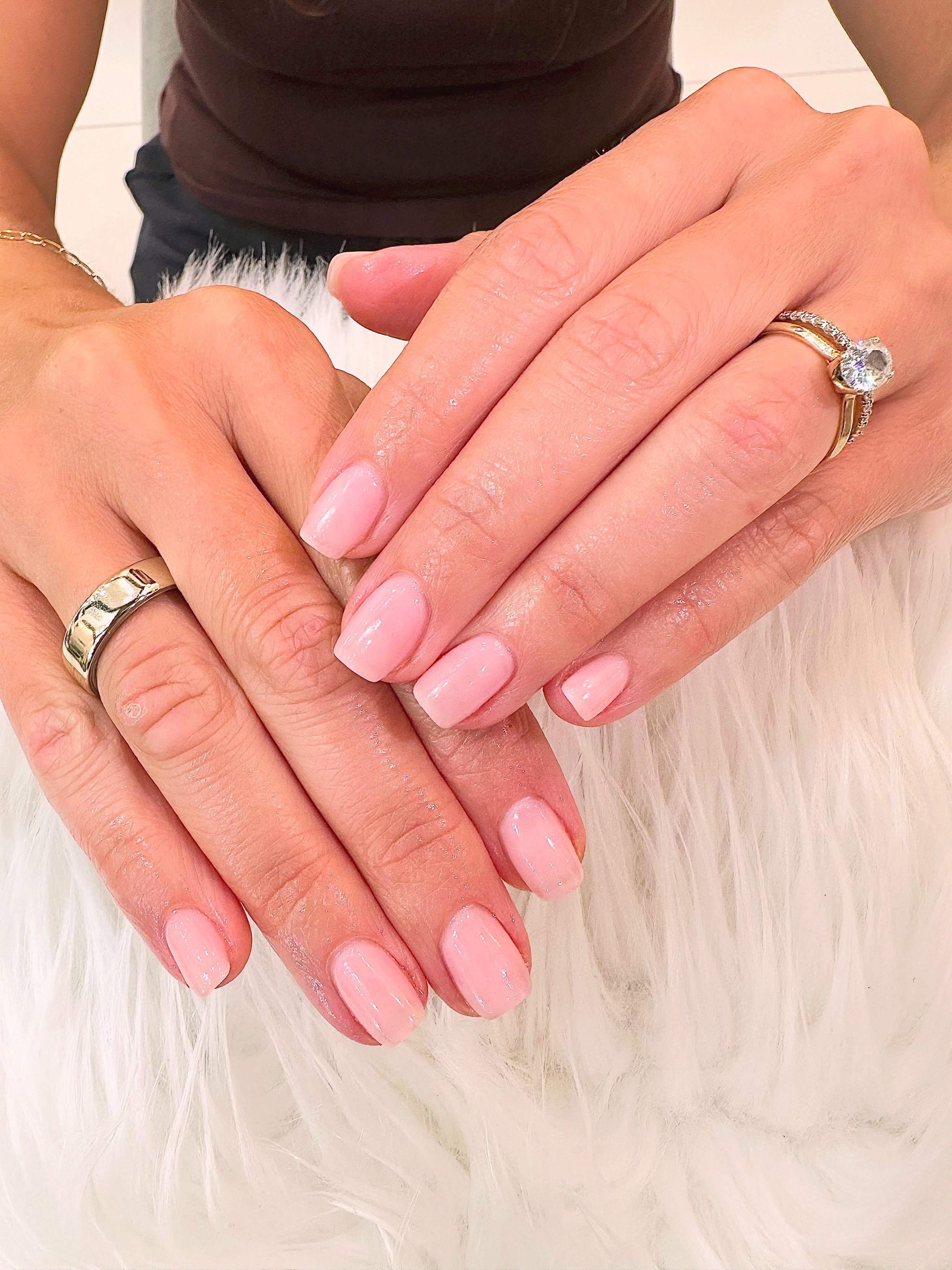Gel builder- protect your natural nails with a builder gel overlay! π
We apply builder gel directly over your real nails to add extra strength and create a beautiful, natural-looking finish.