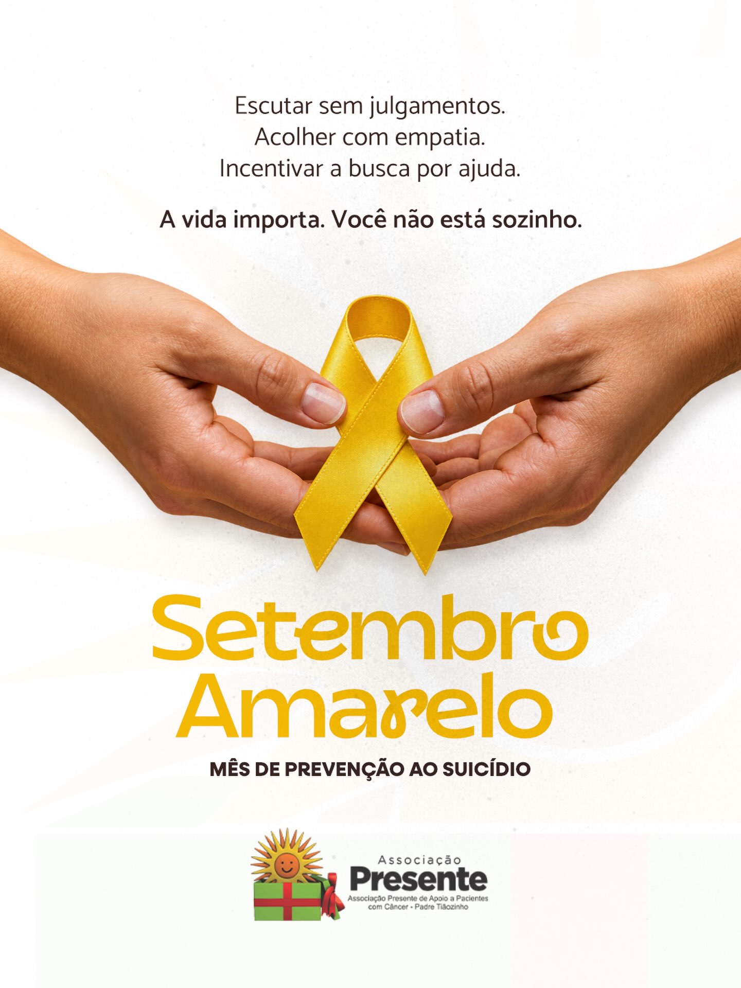 A campanha Setembro Amarelo nos convida a refletir sobre a importância da saúde mental e do cuidado com a vida.
Em momentos de dificuldade, compartilhar sentimentos não é sinal de fraqueza, mas de coragem. Da mesma forma, oferecer uma escuta atenta e acolhedora pode fazer toda a diferença na vida de alguém.
Na Associação Presente, acreditamos que o cuidado vai além do tratamento físico. Acolher, amparar e estar presente também significa olhar com carinho para a saúde emocional de pacientes, familiares e de toda a comunidade.
Você não está sozinho! Procure apoio, converse com pessoas de confiança e busque ajuda profissional sempre que necessário.
💛 Vamos juntos fortalecer a cultura do acolhimento, da empatia e da valorização da vida.
.
#setembroamarelo #prevencao #valorizacaodavida #associacaopresente