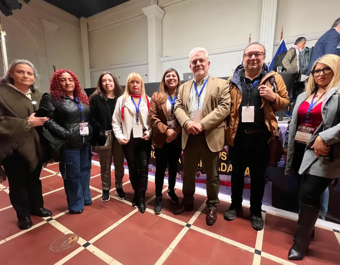 XXVI ASAMBLEA NACIONAL ANEF
DIRECTORIO NACIONAL ANFINE PRESENTE
Del 1 al 3 de septiembre se desarrolla en Santiago la XXVI Asamblea Nacional Ordinaria de @anef_chile , que reúne a las asociaciones base de todo el país para definir el presente y futuro del empleo público.
Jornada del 1 de septiembre:
Participamos del foro: "¿Qué Empleo Público necesita Chile? Desafíos para el Estado y sus Trabajadores/as".
Emotivo reconocimiento a Alicia Lira Matus, Presidenta de la AFEP y Premio Nacional de DDHH 2026 del INDH, referente de Memoria, Verdad y Justicia.
Cuenta Pública del Presidente Nacional de ANEF, José Pérez Debelli. En su intervención defendió la estabilidad laboral, la carrera funcionaria por mérito, la capacitación, la movilidad, las 40 horas y la confianza legítima frente al cambio de criterio de la Contraloría. Exigió formalizar el Convenio 151 de la OIT y avanzar en una Ley de Empleo Público que dé certezas a miles de funcionarias/os.
Aprobación del Plan de Trabajo que guiará el accionar de ANEF en el próximo periodo.
Desde ANFINE nos sumamos y respaldamos los desafíos planteados, por un empleo público digno, estable y al servicio de la ciudadanía.
#ANFINE #ANEF #INE #empleopublico