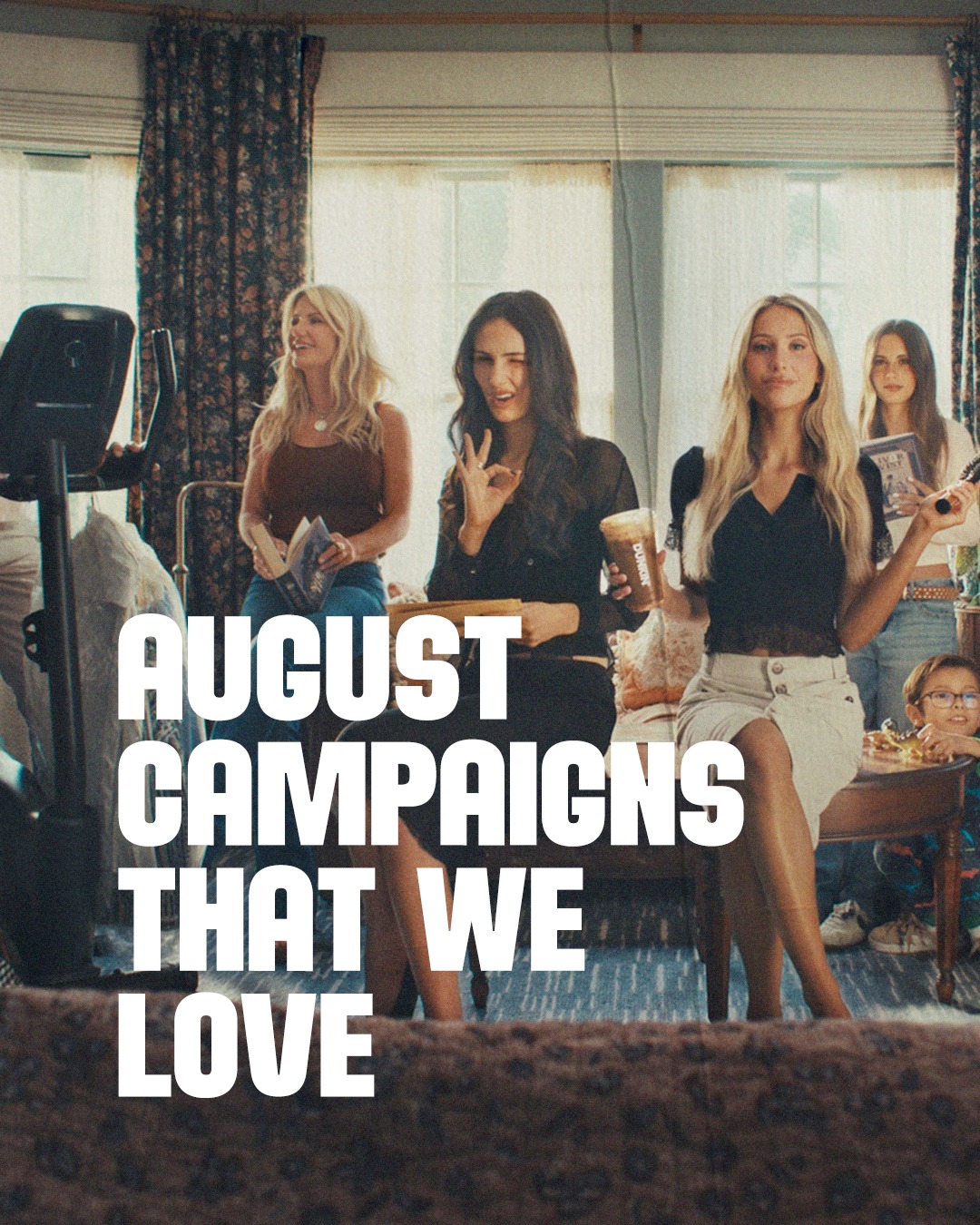 It’s almost september so it’s time for august campaigns que amamos 🤭
Denim con fecha de nacimiento, un creator convertido en co-marca y hasta un retiro para sanar tus malas compras
Lo que tienen en común: ninguna fue solo una idea bonita, todas convierten atención en estrategia
Let us know tu favorita en los comments 🫰🏻