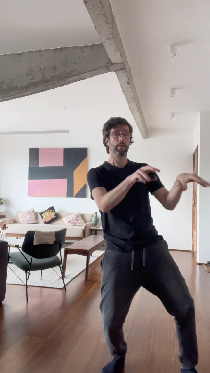 Sim. Entrei na dança, misturando minha veia de teatro musical com o jogo das redes sociais - tudo pra falar sobre essa tal manipulação da dopamina… Uma coisa que muita gente entende errado é que dopamina está muito menos ligado ao prazer e muito mais ligado ao reforço de comportamento. Por mais simples que possa parecer, este simples confetinho é um exemplo de design que ajuda a reforçar o nosso comportamento desejado pelas plataformas: de ficar entrando, agir de determinada forma, e passar tempo lá. Por isso que praticamente todas usam: redes sociais, games, bets, até e-commerce e alguns apps de bancos (contratou empréstimo yey! 🎉). E aí, você já percebeu um confetinho, uma musiquinha festiva, loucas vibrações…?
#dopamina #dancingqueen