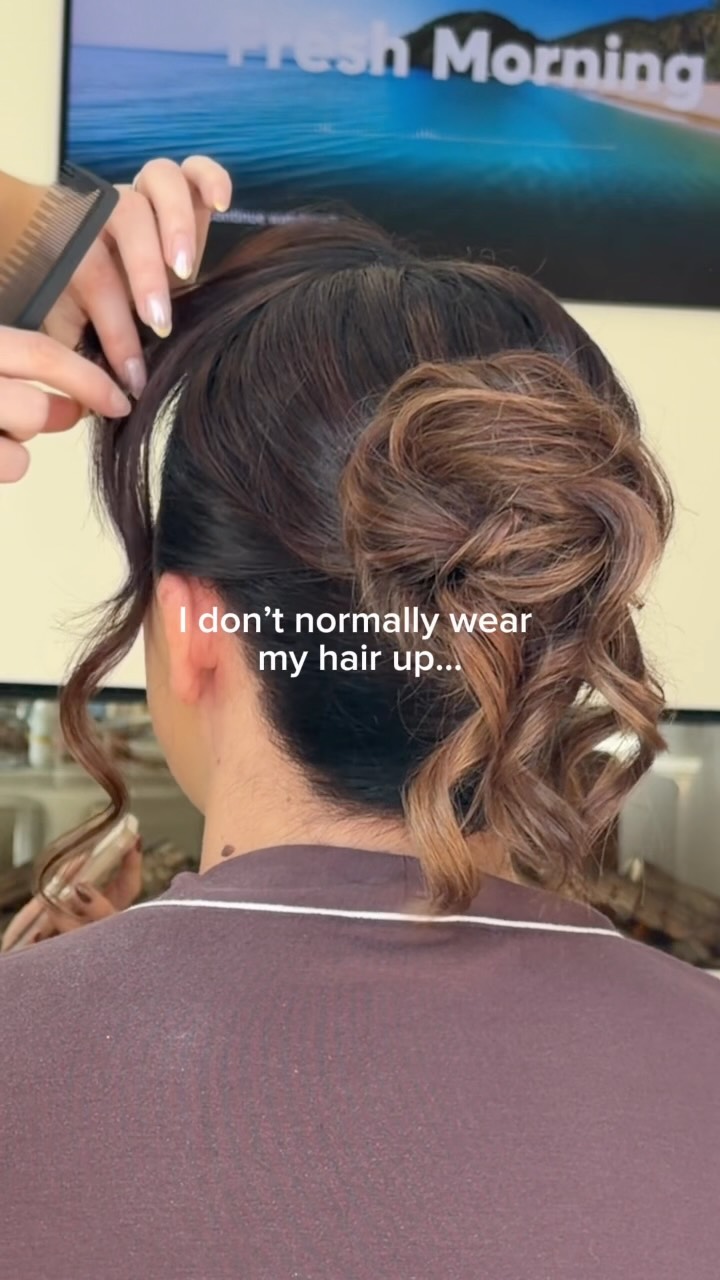 Sometimes you should just take the risk and let me put your hair up ✨
@boringdonhall
@hannahmaymakeupartist
.
.
.
#bridalhairstylist #hairup #bridalhair #bridetobe #updo