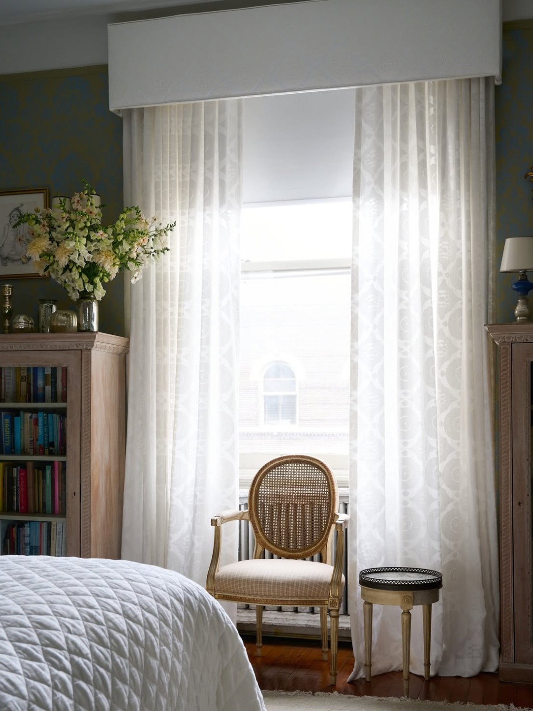 🏡 ☀️ Bring your vision to life with custom curtains—find the perfect mix of sunlight and privacy to suit your style. Discover endless options to elevate your space! Only at @theshadestore.✨
#theshoppesatcasapaloma #letshoppe #theshadestore #customcurtains #interiordesign
