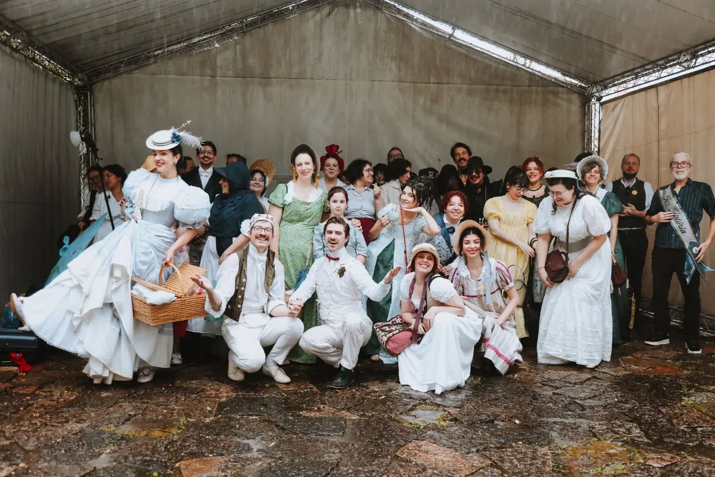 O nosso fim de semana do 4º Encontro Nacional de Costura Histórica marcou a História! 👏🏻✨️
O sábado de palestras e workshops foi um sucesso! Aprendemos juntos e trocamos experiências nesse dia tão rico em conhecimento que foi idealizado em conjunto com a dra. Natália Barcellos!
O domingo do Picnic foi inesquecível, com um dia ensolarado belíssimo que acabou em chuva e muitas risadas! Nosso Bingo foi um sucesso, o Concurso de Trajes estava com o nível altíssimo e finalizar o dia com homenagens e ainda um pedido de casamento dos nossos Fundadores foi a cereja no bolo!
Agradecemos a todos vocês que fazem nosso Coletivo ser cada vez mais colorido, incrível e especial! 🩷 Neste ano conseguimos arrecadar mais de 100kg em doações de alimentos para o projeto social do Museu!
🙏🏻 Agradecimentos especiais à toda equipe do @museuartesacra por nos receber mais uma vez com todo o carinho, à nossa Mestre de Cerimônia @manutrizi , às juradas do Concurso @fabipranaitis, @julianalopesco, @tupaguerra e @historicosturando, @brunabordadeira e @oggisorvetesoficial pelos picolés, às palestrantes @expothankyoujane @isaporto @brunabordadeira @paulosamu.art @historicosturando, aos patrocinadores do bingo e a todos os amigos que ajudaram na organização, montagem e desmontagem do evento!
📷 Agradecimento pelas fotos oficiais: @ivnycourafotografia