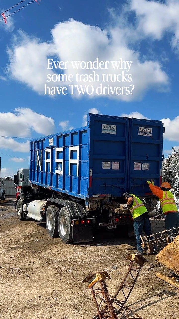 That second person isn’t there by accident 👀 Depending on the route and type of pickup, a two-person crew can make the job faster and safer, especially when there are bulky items, difficult-to-access containers, manual pickups, or stops where someone needs to guide the truck.
One person handles the truck. The other helps keep the route moving.