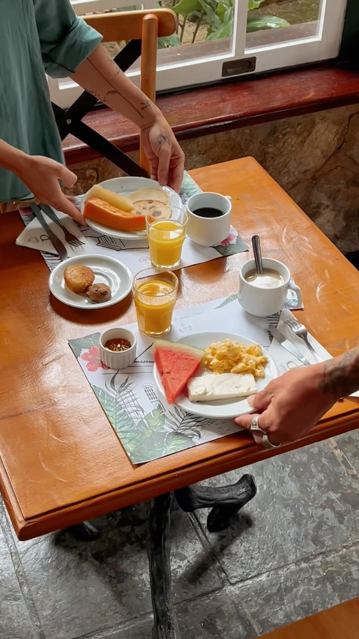 Pela manhã, café. À noite, Peró.
O mesmo salão que recebe os jantares do restaurante se transforma todas as manhãs para receber o café da Pousada do Príncipe.
Dois momentos, duas experiências, uma mesma casa em Paraty.
⸻
In the morning, breakfast. At night, Peró.
The same dining room that hosts the restaurant’s dinners transforms every morning to welcome breakfast at Pousada do Príncipe.
Two moments, two experiences, under the same roof in Paraty.
#PousadaDoPrincipe #Peró #Paraty #SuaCasaEmParaty