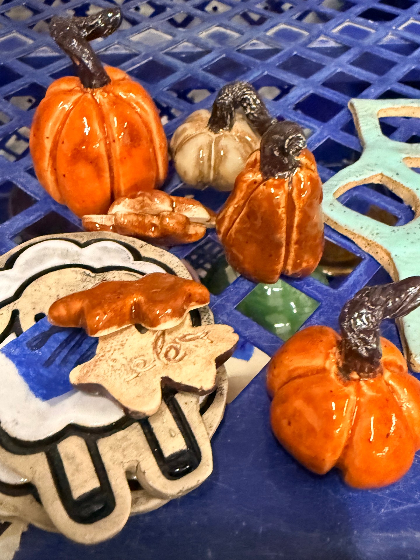 Cue all the fall things. đđ
Itâs September 1st, which means we are officially ready for pumpkins, cozy colors, spooky season creations and whatever else starts showing up on these shelves.
Too soon? We donât think so.