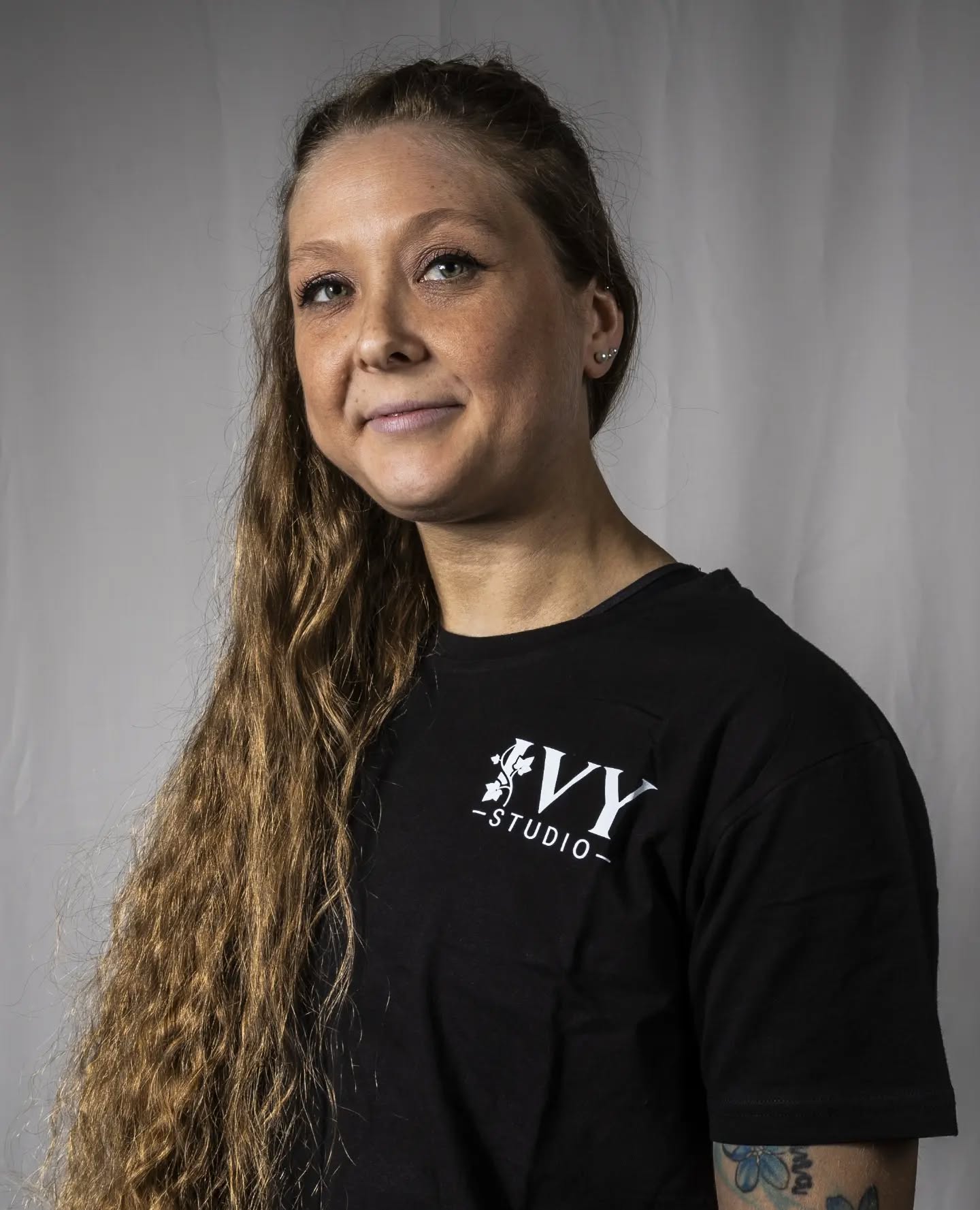 Instruktörspresentation @ellenpersson93
Lär känna mig
• Namn: Ellen
• Instruktör: Pole & Heels
• Hur länge har du tränat Pole/aerial? Sedan 2015
• Vad betyder IVY för dig? Utveckling, glädje, gemenskap, självkänsla. Har vuxit som både person och dansare sedan jag började på IVY.
Lite om mig
• Favoritgodis? Bubs skumskallar, colaflaskor och surt godis
• Favoritfärg? Blå
• Vad gör du när du inte tränar? Jobbar som förskollärare, ute med mina två hundar, umgås med min sambo och ibland någon vän eller två 😉
3 snabba
• Static eller spin? Spinny
• Flexibilitet eller styrka? Styrka
• Tricks eller flow? Båda
Avslutning
• Favorittrick? Handspring och Superman
• Drömtrick? Iron X och Janeiro
• Vad skulle du säga till någon som funderar på att börja med pole/aerial eller annan dansform på IVY? Att bara köra, våga prova något nytt, släpp prestationen. Gemenskap, glädje, uppmuntran finns redan men din egen utveckling kommer!