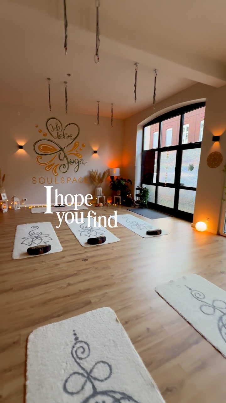 I hope you find some peace of mind in your lifetime. 🤍
Vielleicht ist es manchmal genau das, was wir brauchen:
einen Ort, an dem es für einen Moment still wird.
Einatmen.
Ausatmen.
Ankommen.
Nichts müssen.
Unser soulspace in Wetter ist genau dafür da.
Für deine Auszeit. Für Ruhe im Kopf. Für ein bisschen mehr bei dir sein. ✨
Come in. Slow down. Find your space.
Deine Tanja
& das Team von
Ich liebe Yoga 🧡
📍Ich liebe Yoga - dein Soulspace in Wetter (Ruhr)
#yogastudio #ichliebeyoga #wetterruhr #yogastudiodesign
#ichliebeyoga