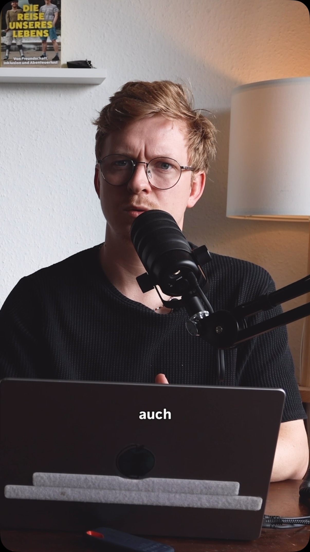 Jetzt die ganze Folge hören!
Danger dan ist behindert? In seinem neuen Song spricht er offen über seine Augenerkrankung Retinitis Pogmentosa. Was das für ihn bedeutet und wie er damit umgeht darüber sprechen wir in der neuen Folge Hürdenläufer Podcast