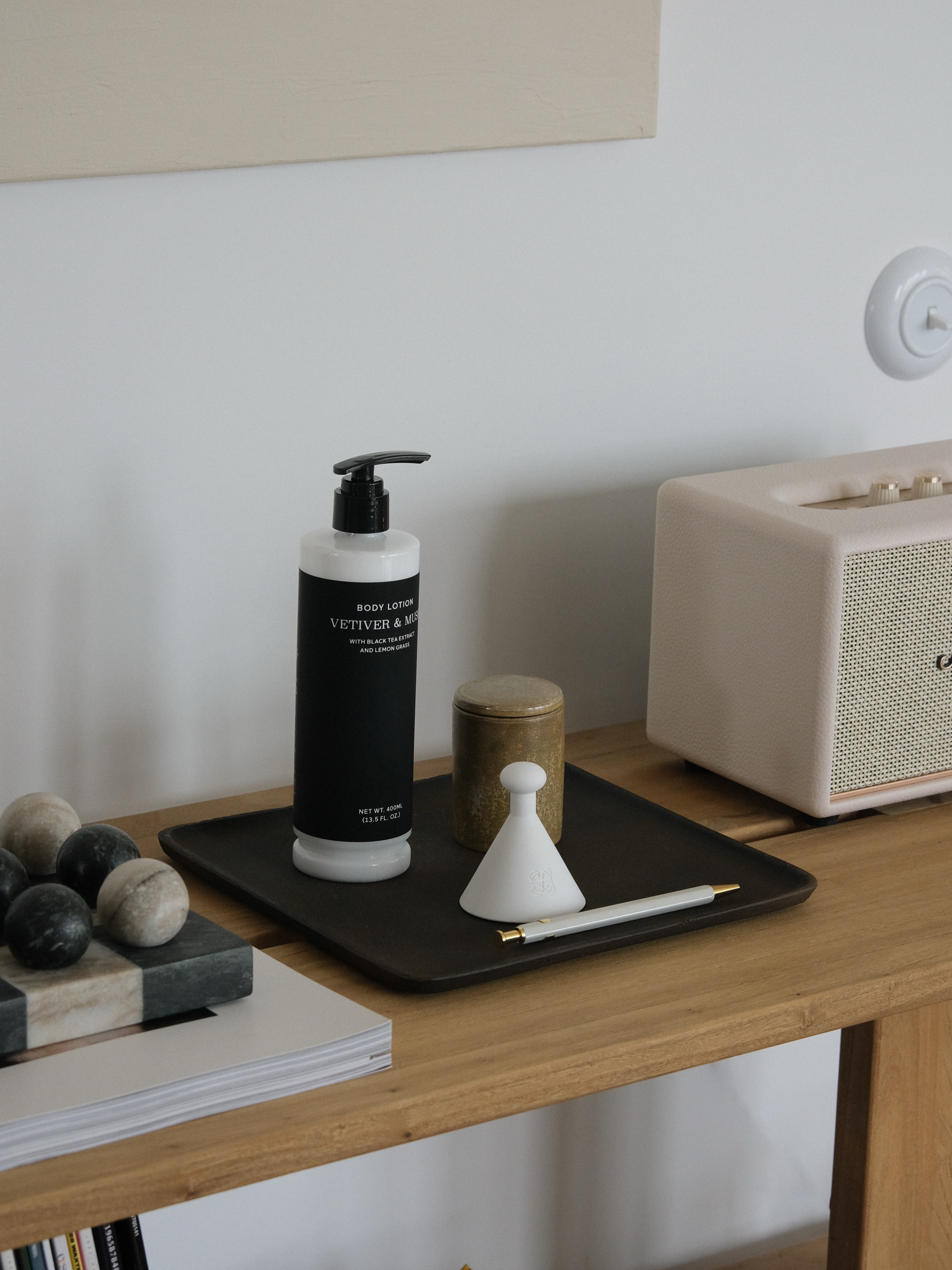 Vetiver & Musk, enriched with black tea extract and lemon
grass, gently cares for the skin, leaving it refreshed, soft and delicately scented.
Available with a practical and elegant wall-mounted dispenser system.
