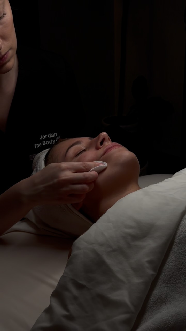 Consider this your sign to romanticize your relaxation 🎀✨
Unclench your jaw, drop those shoulders & let the stress melt away. 💆🏼♀️🤍