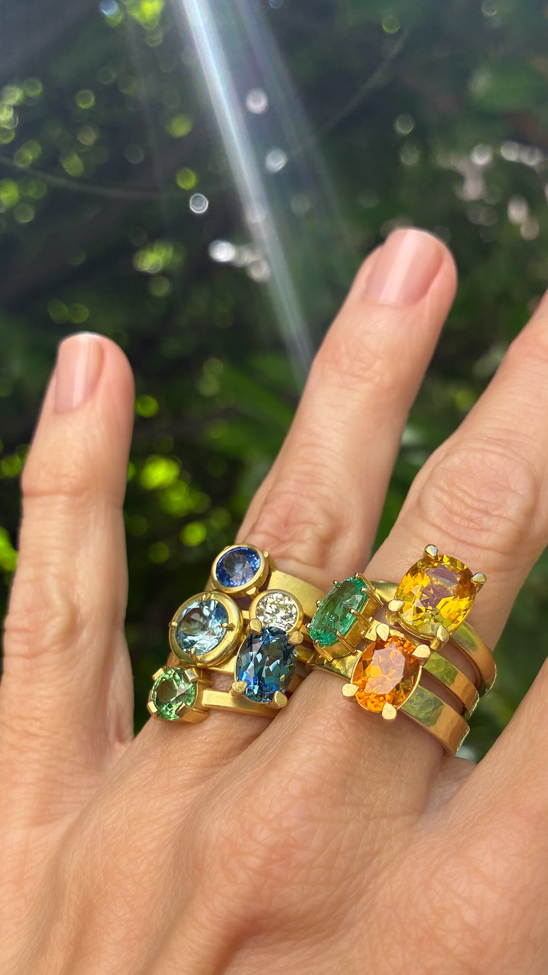 Alle Ringe sind aus 750er Gelbgold gefertigt und haben Fantasiefassungen sowie teilweise geschmiedete Ringschienen.
Linke Seite von oben: runder blauer Saphir, Brillant, runder Aquamarin, ovaler kräftig-blauer Aquamarin, runder grüner Tsavorit.
Rechte Seite von oben: ovaler gelber Saphir, ovaler grüner Paraíba-Turmalin, orangener Mandarin-Granat.
#goldschmiedeberlin #schmuckberlin #berlincharlottenburg #goldschmiede #schmuckdesign edelsteinschmuck künstlerschmuck