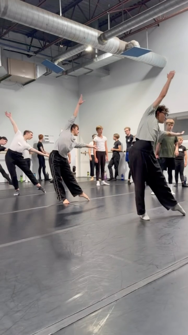 Creating versatile moving dancers| Contemporary/modern teacher Martez Mckinzy. 💥💪 #themaledanceconnection #maledancer #ballet #dance #balletdancer