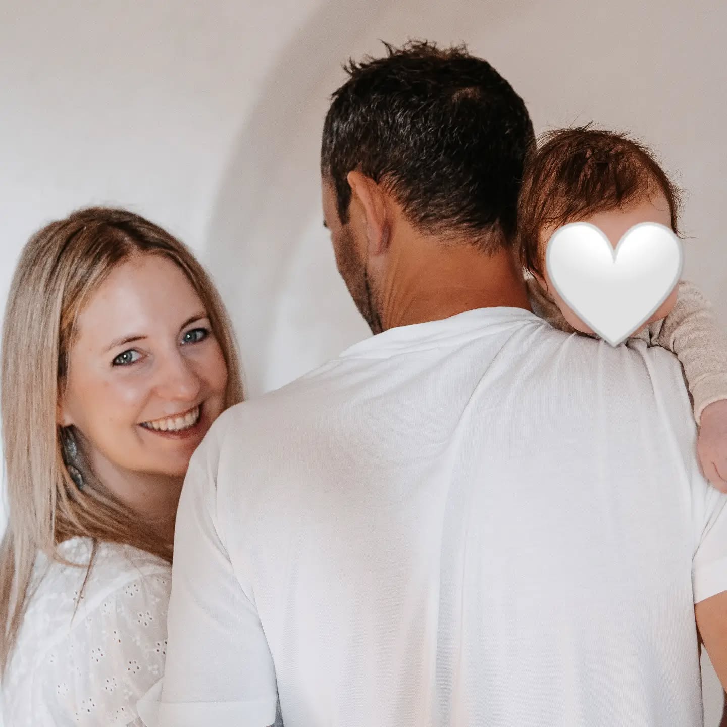 Hier war’s in letzter Zeit ziemlich still...
Und genau so hat es sich für mich richtig angefühlt.
Die letzten Monate haben sich ganz um unser Kleines gedreht, ums Ankommen, Kennenlernen, ganz viel Nähe und darum, Mama zu werden.🤍
Eine ganz besondere, wunderschöne und manchmal auch sehr herausfordernde Zeit, für die ich bewusst Raum schaffen wollte.
Jetzt freue ich mich, langsam wieder ein bisschen hier aufzutauchen und euch wieder mehr mitzunehmen.
Und weil mich schon so viele gefragt haben: Ab Januar geht’s auch mit meinen Yogakursen wieder los. Ich freu mich jetzt schon riesig auf euch! 🫶
Bis dahin nehme ich euch einfach ein bisschen mit in unseren Alltag, auf die Matte und in alles, was mich gerade bewegt.😘
📷 @janaolbrich_fotografie