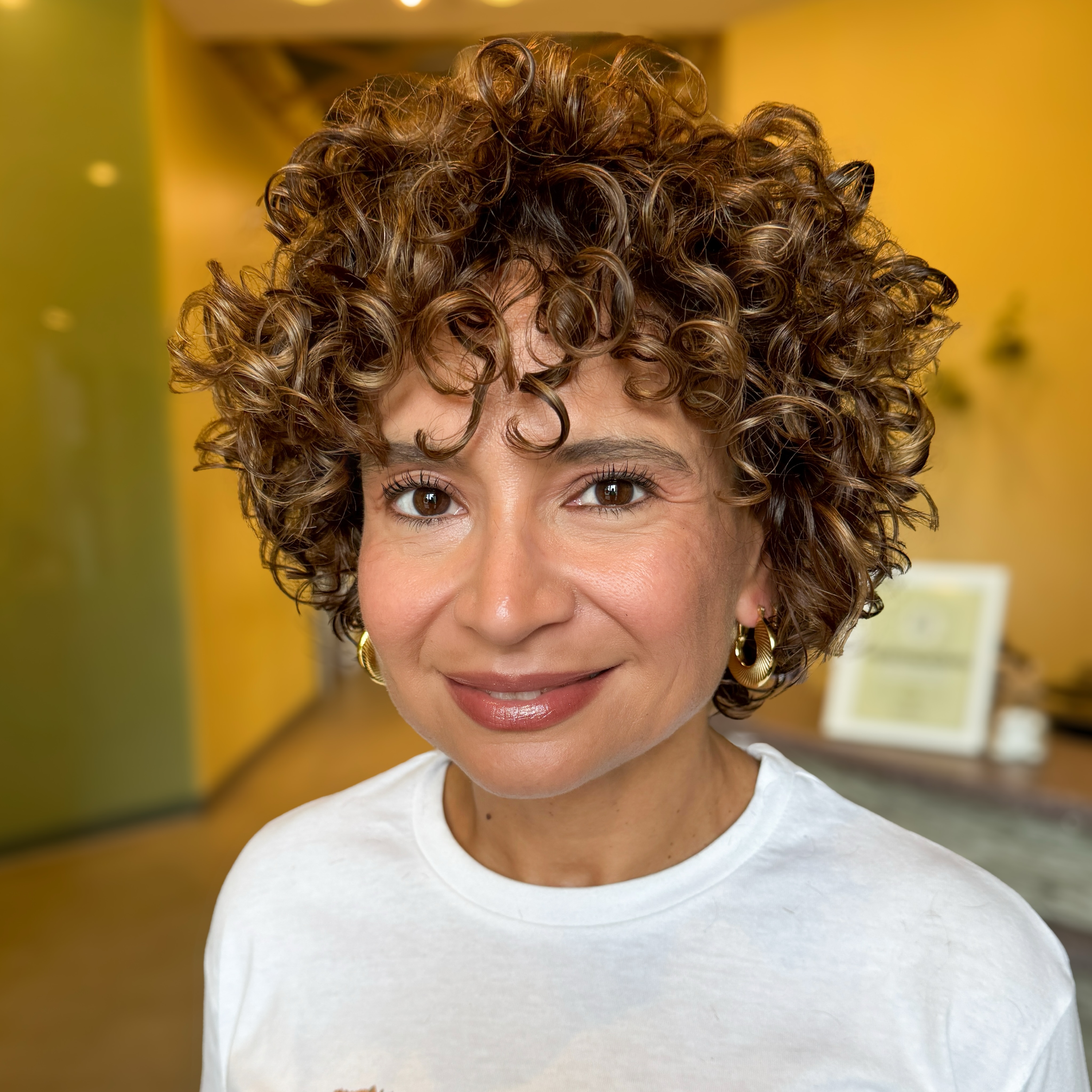Rich Brunette Curls 🤎✨
She wanted more volume, more richness, and curls that POP—and that’s exactly what we created. 😍
🤎 Base: Koleston Perfect 77/0 + 7/71
✨ Gloss: Color Touch 9/16
The goal wasn’t to change her curls—it was to enhance every bend, curl, and movement with dimension.
SWIPE to see before 🩷 👉🏽👉🏽👉🏽
#wellapassionistas #wellaartist #texturespecialist #dmvcurlspecialist