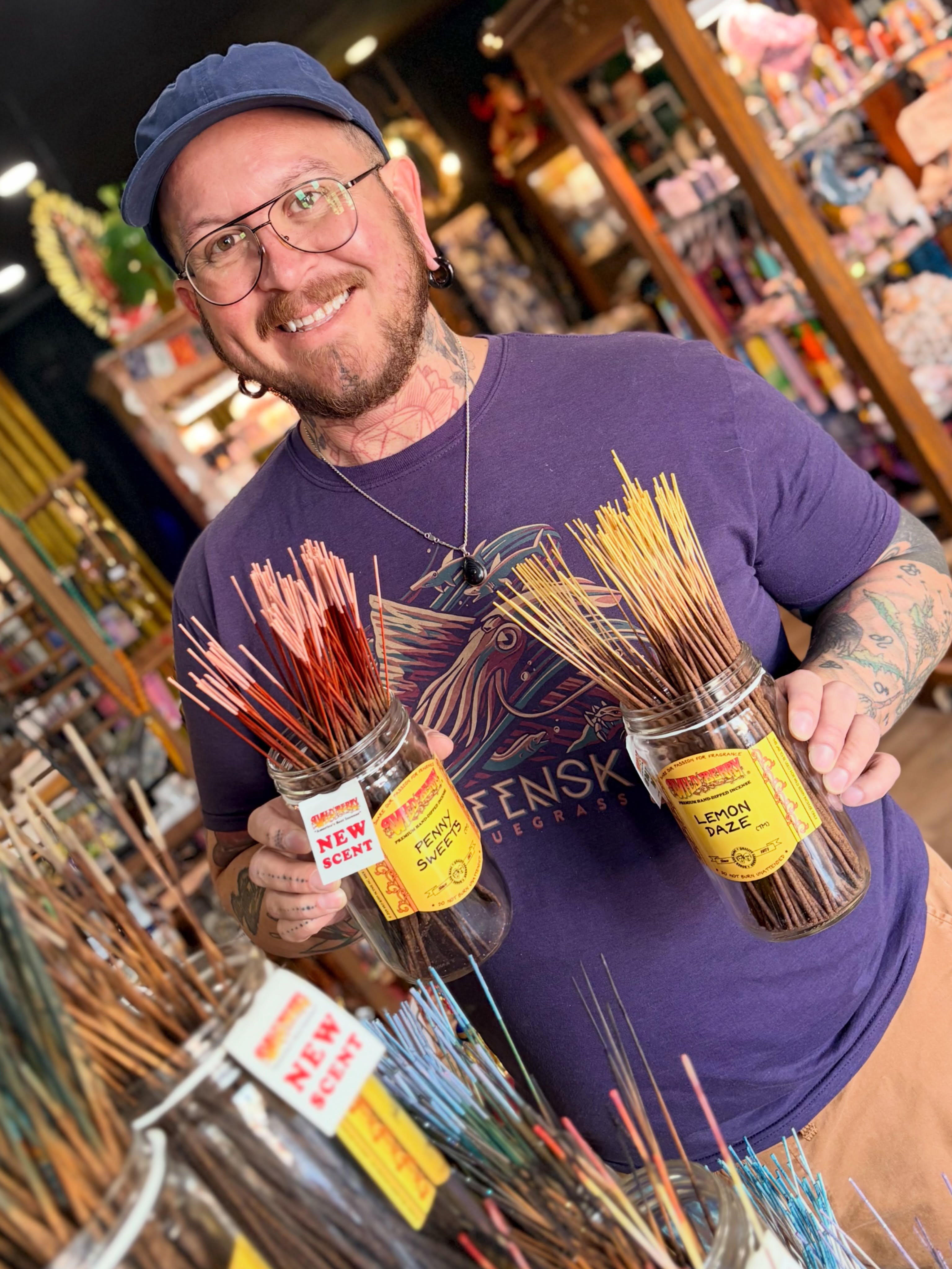 ✨NEW ARRIVALS✨ y’all! We are absolutely LOVING the Wildberry restock! PLUS we got 2️⃣ BRAND NEW Fragrances‼️
🧡 PENNY SWEETS: a decadent blend of candied apple and lollipop infused with coconut and banana… reminiscent of circus peanut candy infused with fresh spun cotton candy! 🤤
🍋 LEMON DAZE: invigorating citrus with notes of fresh cut lemons, lemon peel and lemongrass resting on a sweet, sugary base of vanilla musk! 😍
Here’s your sign to come see us and pick yourself up some of the freshest incense in the state! 🙏🏼💙✨
#incense #crystalcactus #downtowneufaula #lakeeufaula #incenselover
