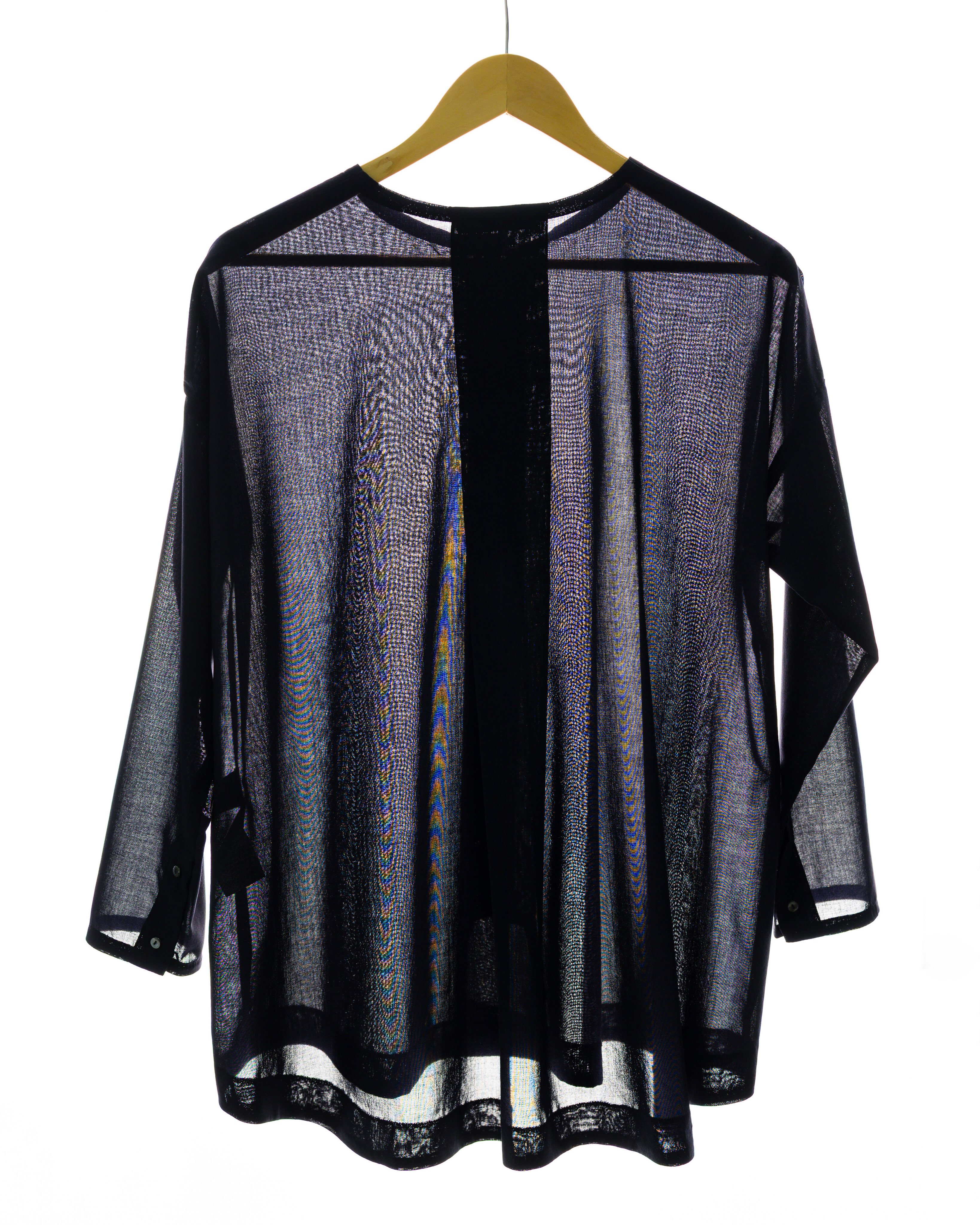 C di Anima
C-Amica/amicia
La camicia mod.Pesche che avete sbottonato e fatto anche giacca corta.
E’ la camicia da interpretare, quella che non definisce solo un look ma ne crea infiniti.
Con un pantalone morbido e ampio diventa contemporanea, aperta con sotto un top diventa facile,
in completo diventa pura dichiarazione di stile.
Forma, cuciture a tenere.
Linea a definire.
E’ la camicia che ha più tempo tra le altre camicie fuori dal tempo, conosciuta da anni negli armadi di tante donne che sentono di riconoscersi in un sofisticato senso di comfort che non chiede rinunce allo stile.
I tratti decostruiti appoggiano sulla struttura di chi la veste,
la linea della spalla disegna l’indosso del capo che, da quel punto di appoggio, si perde in una caduta morbida.
Tutto segue il naturale movimento che il corpo chiede: spazio nella manica morbida per le braccia che vogliono danzare lente, spazio dal piegone sul dietro per il busto che merita di essere lasciato libero di fare.
Ha perso il colletto, non ha mai voluto il colletto, non chiude in costruzioni, ci tiene a farti state nell’agio, ama essere sbottonata ma nasconde l’abbottonatura.
Parte da una taglia standard ma la camicia Pesche può somigliarti per misure e tessuto, sei tu ad indicarci come la desideri e le diamo le tue forme.
Scrivimi in privato per saperne di più.
#formalshirts#effortlesselegance#bespokesuit