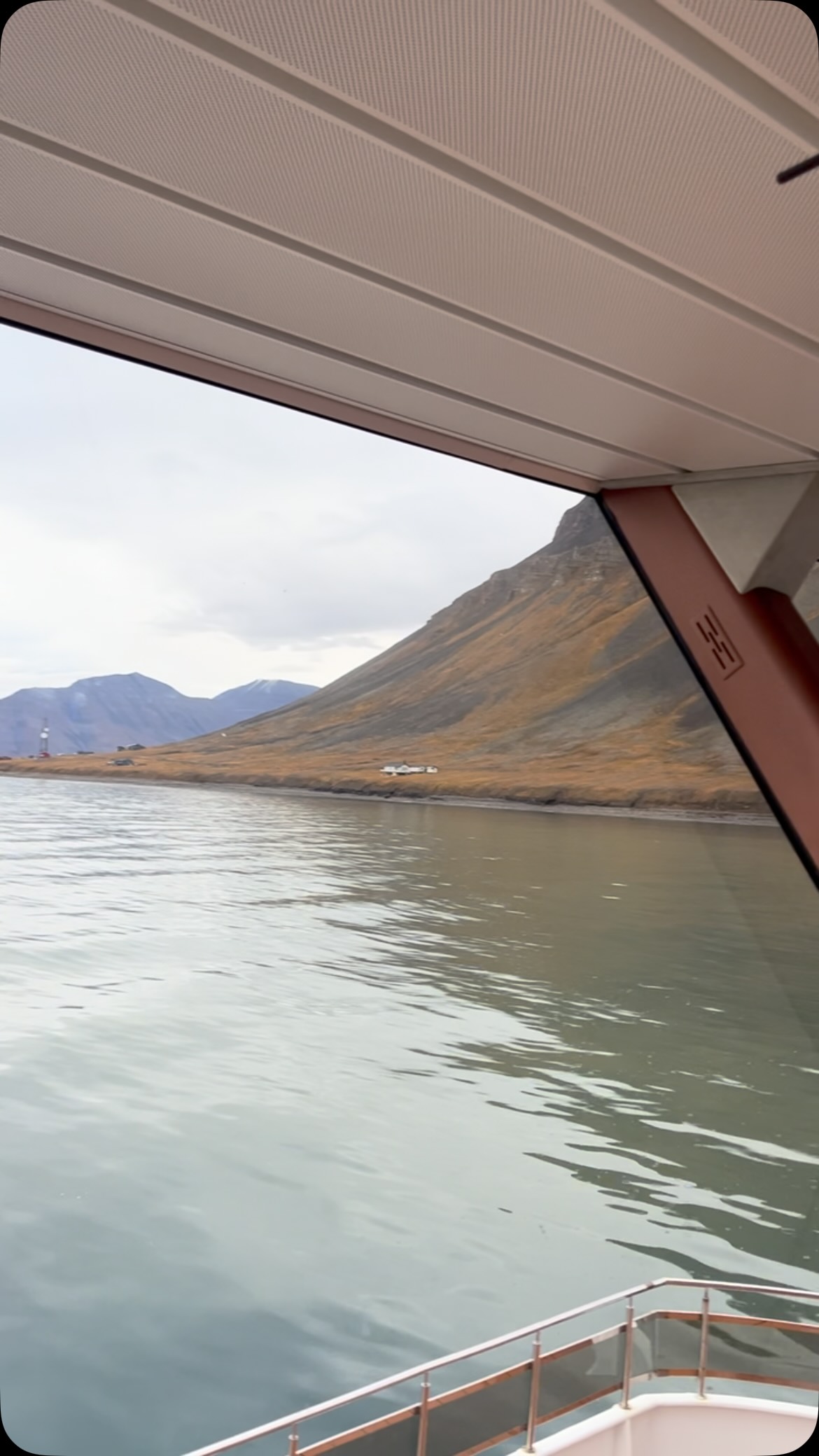 Arctic peace. #svarlbard #norway #catamaran