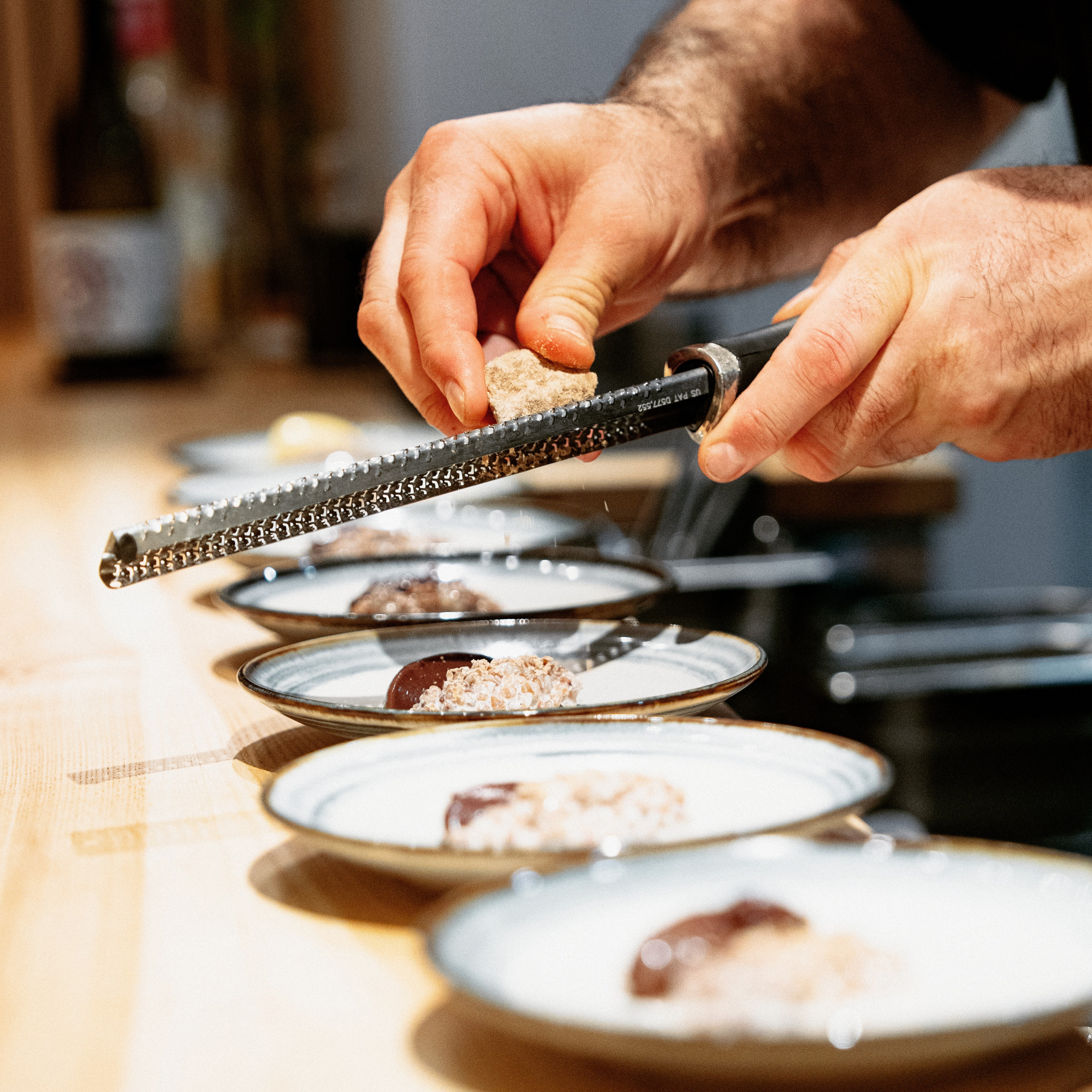 Repas de fin d’année d’entreprise : offrez une expérience inédite à vos collaborateurs.
Pour vos repas d'équipe de décembre et janvier, privatisez le comptoir de Kiyoshi. Oubliez les grandes tablées classiques et marquez les esprits avec un format intimiste et exclusif.
Privatisation totale : 8 places au comptoir. Le restaurant vous est 100% dédié.
Immersion et surprise : Je cuisine seul, directement devant vous. L'occasion d'offrir une véritable expérience culinaire interactive à vos équipes en cassant les codes du repas d'affaires habituel.
La formule : Cocktail de bienvenue (avec ou sans alcool) pour démarrer, suivi du Menu Omakase en 8 temps.
Les créneaux de décembre et janvier nécessitent de l'anticipation et sont actuellement disponibles pour les privatisations.
Lien vers les conditions de privatisation dans la bio, réservation directement en ligne.
#KiyoshiToulouse #Toulouse #RestaurantToulouse #RepasEntreprise #PrivatisationToulouse #Omakase #FinDannee #toulousemaville