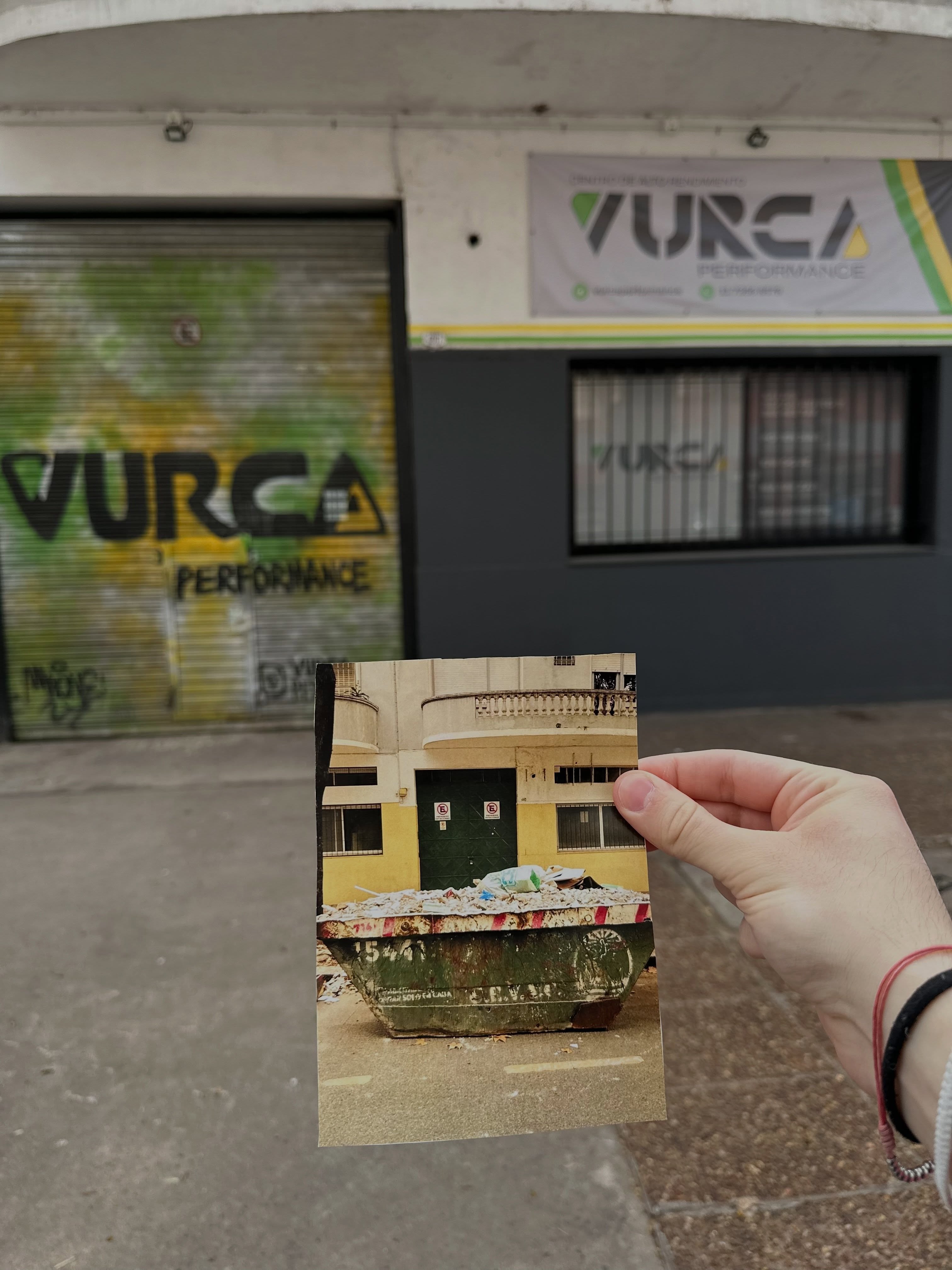 Hoy no es un día más. ❤️
Hoy cumplimos 1 año desde que abrimos las puertas de VURCA. Un año de sueños, desafíos, aprendizaje, crecimiento y, sobre todo, de muchísimo trabajo.
Un lugar construido con nuestras propias manos, pero sostenido y hecho crecer por las manos de todos los que forman parte de VURCA. Porque lo que empezó como un sueño y un gran esfuerzo, hoy se construye día a día con el compromiso de todo nuestro equipo.
Cuando comenzamos este camino teníamos una idea, una visión y muchas ganas de construir algo diferente. Queríamos crear mucho más que un centro de entrenamiento: queríamos construir un espacio donde cada persona pudiera crecer, superarse y acercarse a su mejor versión.
Y hoy, mirando hacia atrás, solo podemos sentir orgullo y agradecimiento.
Gracias a cada persona que confió en nosotros desde el primer día. A quienes entrenan, trabajan, acompañan y forman parte de esta familia. Gracias por elegirnos, por estar, por creer en este proyecto y por ayudarnos a convertir un sueño en una realidad.
Este primer año es solo el comienzo. 🚀
Seguiremos creciendo, aprendiendo, trabajando y apostando cada día por hacer de VURCA un lugar de excelencia, compromiso y pasión por el entrenamiento y el alto rendimiento.
Gracias por ser parte de esta historia. Gracias por este primer año.
Vamos por mucho más. 💚💛
Feliz primer aniversario, VURCA. 🥂