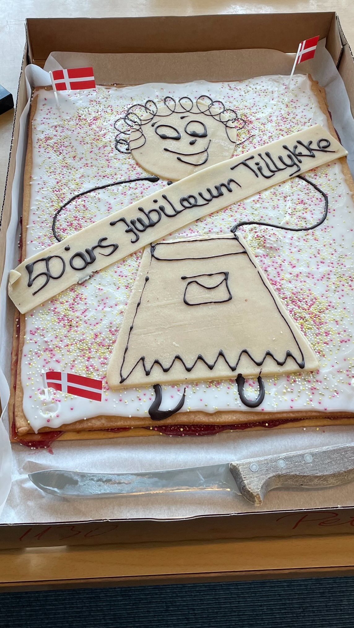 DER KOM EN DAG EN MAIL med et festligt spørgsmål til skoleder Peter Bjerg 😃
Mailen var fra Herning Friskoles sidste realklasse, som gik ud i 1976 - og som dermed kunne fejre sit 50 års jubilæum i år 🇩🇰🎉 Klassen skulle derfor samles og ville gerne kigge fordi skolen og få en rundvisning og en tur ned af ‘Memory Lane’ 🥰
Snakken gik lystigt, både under rundvisningen med Karsten Pedel og under kaffen med Peter på lærerværelset, hvor skolen bød på jubilæumskage 😋
Pudsigt nok gik klassen ud i 1976 - selv samme år, som den 6-årige Peter begyndte i børnehaveklassen samme sted: Herning Friskole, hvor hans far i øvrigt var pedel 😃
25 år senere startede Peter Bjerg selv som lærer på skolen - så det er også i år, Peter runder sit 25 års jubilæum på Herning Friskole 😃🎉🇩🇰
Det jubilæum blev OGSÅ markeret den august-fredag, hvor nuværende og tidligere lærere og medarbejdere var forbi til reception og fejring 🥳
Diskret og med mere fokus på fejring af det fantastiske kollegaskab, fællesskabet og friskoleånden end på Peter som person.
Lige som han ønskede det 🥰
Og så kunne han samtidig gemme sine flotte 25 år lidt bag de 50 år, de ‘gamle’ realklasse-elever kunne fejre 😅
Smart Peter.
Men ikke smart nok til at undgå et:
🇩🇰🎉 KÆMPE TILLYKKE 🎉🇩🇰
… med dit flotte sølvbryllups-jubilæum med vores skole! Du ligner stadig den lille purk på billedet, bare i en voksen og moden udgave. I hvert fald udenpå 😄
Det bliver spændende, om du får lov at fejre dit 50 års jubilæum med os på samme diskrete måde 😉
#Jubilæum #MemoryLane #Fællesskab #HerningFriskole #EtGodtStedAtLæreVæreOgVokse
📸 Privatfotos, Peter Bjerg + privatfotos, Ulrik Dybro + @herningfolkeblad Malene Korsgaard