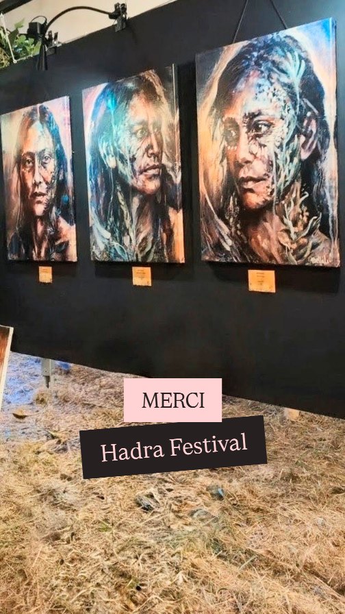 ✨ Retour sur Hadra Festival ✨
Pas facile de résumer en quelques secondes tout ce que l’on vit pendant cinq jours à Hadra… 💛
Cette année, j’ai eu l’immense plaisir d’y vivre mes deux univers : exposer mes tableaux à la galerie d’art, mais aussi monter sur scène avec pour partager notre musique. Deux facettes de ma vie artistique réunies dans un même festival, et beaucoup, beaucoup de beaux moments autour. 🥰
Un immense merci à toute l’organisation du Hadra Festival.
Une organisation en béton, qui permet à ce festival d’exister et de nous réunir depuis plus de 20 ans. 🙏
Merci tout particulièrement à Anaël, Paul et Emma pour l’organisation et la gestion de la galerie d’art, et à Pierre pour cette magnifique installation qui a donné un si bel écrin à nos œuvres. ❤️
Merci également à toute l’équipe de la Cocon Stage de nous avoir accueillis et permis de partager notre live avec Heimya, avec un merci tout particulier à Steph. 🎶🙏
Et puis merci à tous les artistes, bénévoles, techniciens, toutes les équipes, copains, rencontres de passage… et bien sûr à toutes les personnes qui sont venues découvrir mon travail, échanger quelques mots devant mes tableaux, danser avec nous ou simplement partager un sourire.
C’est aussi pour tout ça que j’aime autant ces festivals : pendant quelques jours, les frontières s’effacent un peu. L’art, la musique, les rencontres et les émotions se mélangent… et on repart avec le cœur rempli. ✨
Merci Hadra. 💛
Suivez moi sur @belluleart 🦋
#HadraFestival #BelluleArt #ArtExhibition #festivalart #emotionsharing