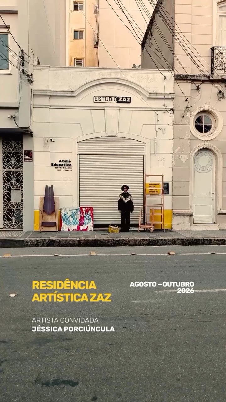 A primeira residência do Estúdio ZAZ acontece de agosto a outubro de 2026, com a artista Jéssica Porciúncula.
Ao longo de três meses, o projeto oferecerá tempo, espaço e condições reais de trabalho para que uma artista local desenvolva nova pesquisa e amplie sua circulação.
A artista, em sua produção, investiga o cotidiano brasileiro, identidade, símbolos, corpo, natureza e referências populares.
A residência integra sua pesquisa de doutorado e dá continuidade à investigação do mestrado sobre identidade nacional e artes visuais contemporâneas. Novos trabalhos, processos e experimentos serão desenvolvidos ao longo dos três meses.
Realização
Estúdio ZAAZ @estudio_zaz
Coordenação
Luka de Vargas Rosa @lukadevargas
Mediação
Dheivison Araújo
Artista convidada
Jéssica Porciúncula @jessicaporciuncula.br
Apoio
Programa de Pós-graduação em Artes | UFPEL
CAPES
Portal Arte-se @portalarte.se
Revista Greta @gretarevista
Crema Gallery @crema.gallery