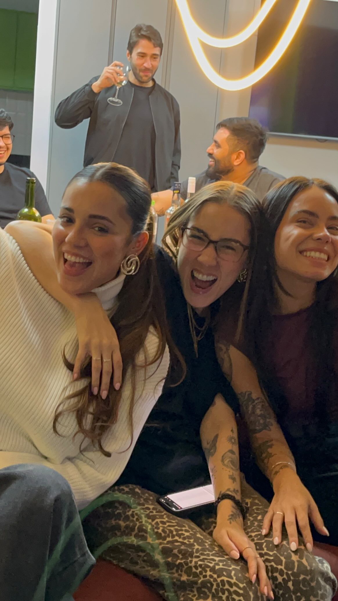 Ontem tivemos o último Decompression do ano! E como a Transit BR não brinca em serviço, encerramos essa temporada em grande estilo: com karaokê!
Entre comida de boteco, chopp gelado e muita resenha, a galera soltou a voz nas melhores músicas e garantiu boas risadas.
Mais uma noite especial, cercada de ótimas companhias e momentos que ficam na memória. 💚🎤 #transitbr