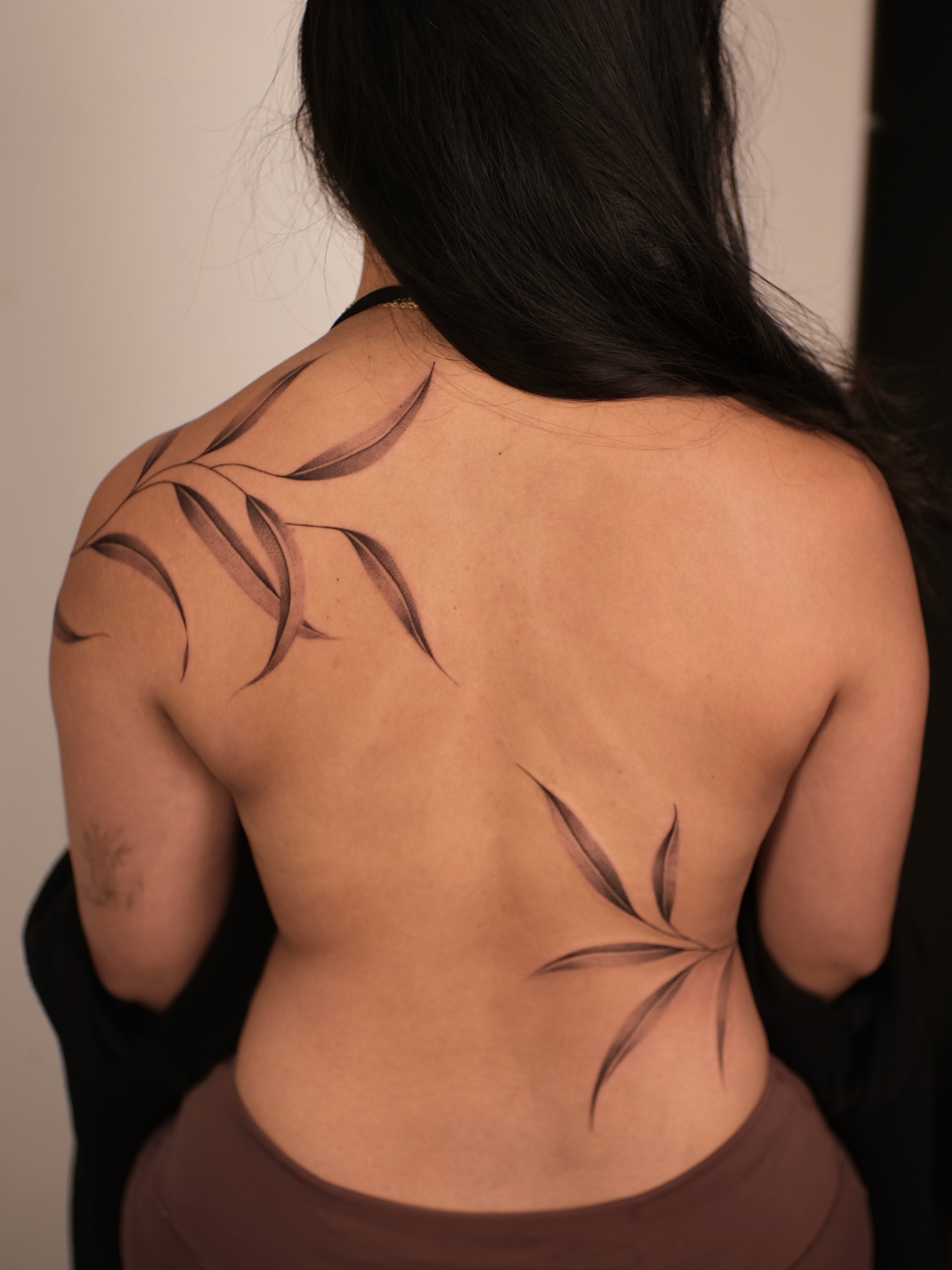 There’s something almost magical about the way these leaves move across the body✨this project was based on one of my pre-drawn design ideas finally came to life and I couldn’t be happier with how it turned out!
#tattoohawaii #backtattoo #tattookona #tattoowaimea #holistictattoo