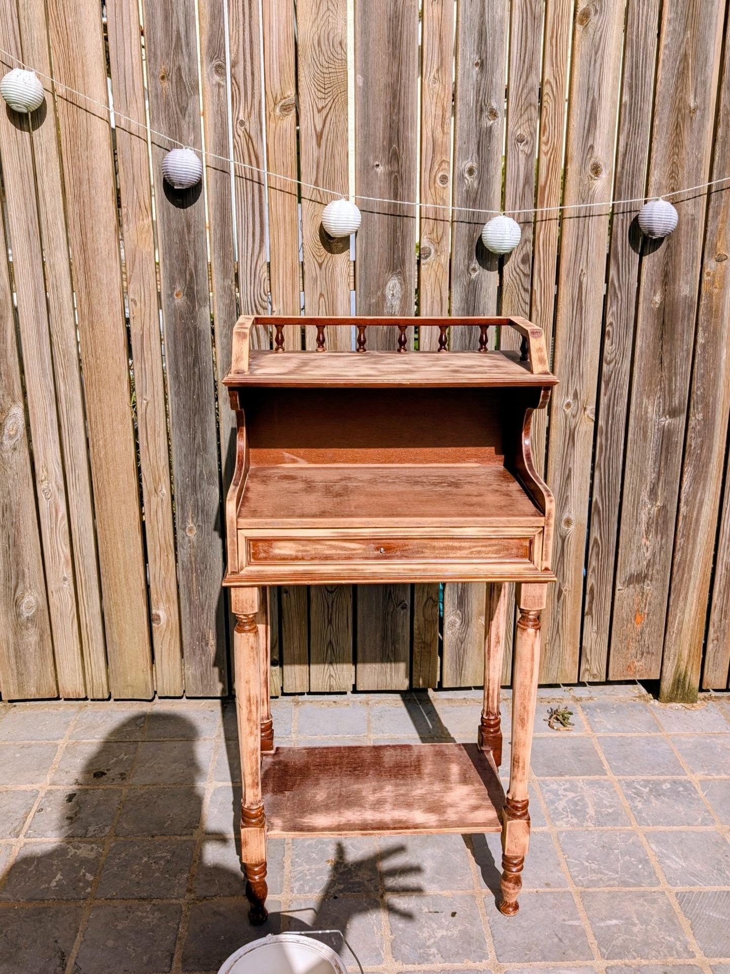 C'est parti pour la couche de primer sur ce petit meuble, anciennement un "meuble pour téléphone"
Un futur autel de sorcière ? En tout cas un petit meuble atypique pour une déco assumée !
Je vous le montre fini dans quelques jours !
#upcyclingfurniture #betterthannew #espritbrocante #récup #transformationmeuble