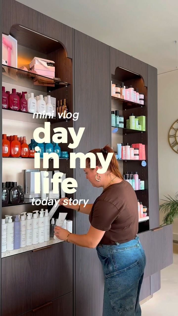 Zaterdag in 11 seconden 👀
Ik begon de dag met een padelwedstrijd🎾
Daarna een toner & curly cut afspraak
Tijdens het intrekken van de kleur gelijk de productenkast aangevuld.
4 knip afspraken en uiteraard tussendoor heerlijke cappuccino 😍.
Einde van de dag alle bestellingen in de computer verwerken en even stofzuigen en dweilen met elkaar 🥰
#krullenkapper #dayinthelife
