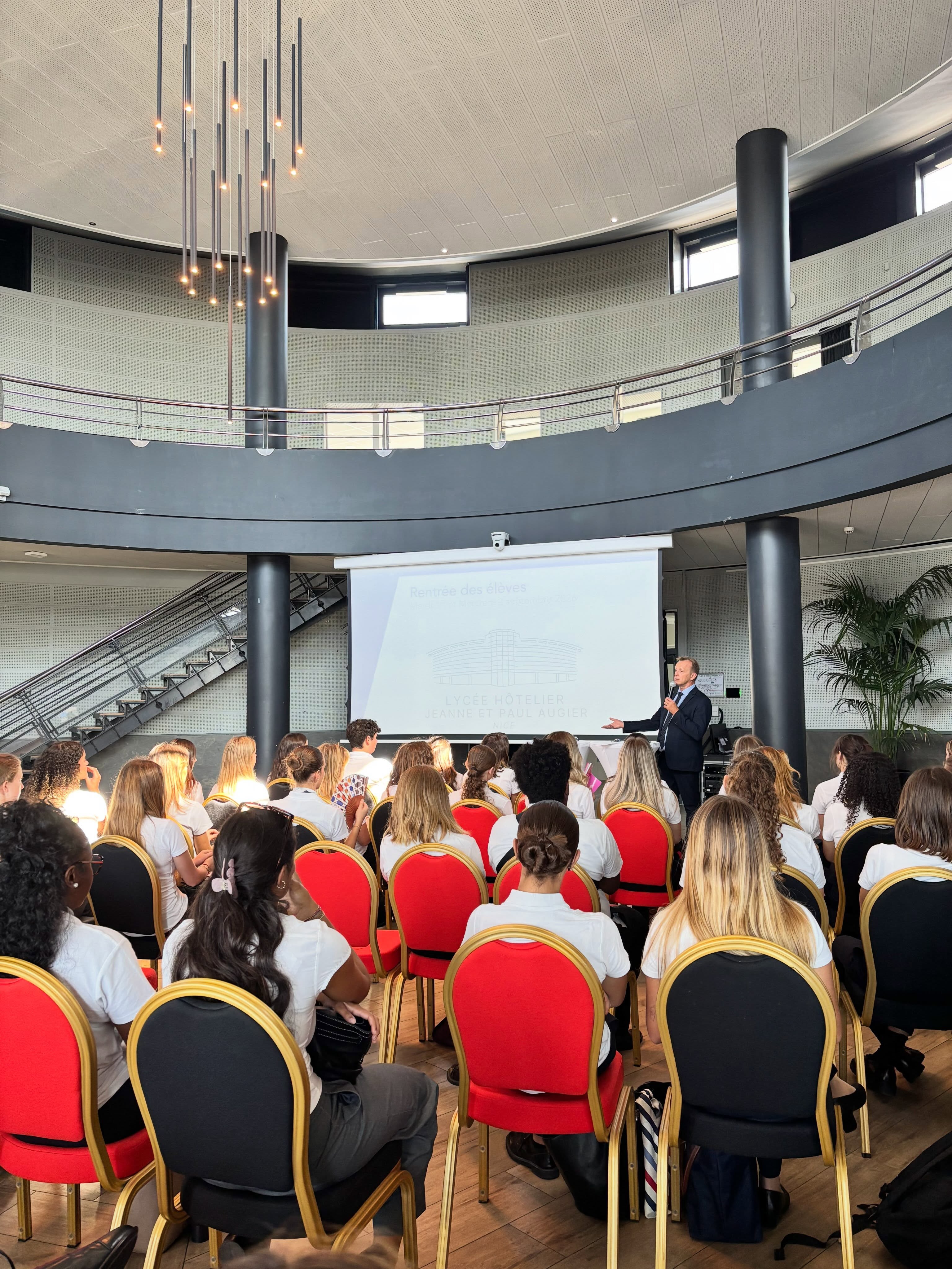 Ça y est ! Tous les élèves du lycée d’hôtellerie et de tourisme Jeanne et Paul Augier ont fait leur rentrée scolaire.
Restez connecté ! Tout au long de l’année, nous partageons la vie de l’école !