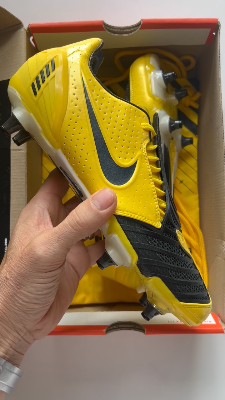 ANOTHER CLASSIC FINDS A NEW HOME. 💛🖤
The Nike T90 Laser II — and what a boot this was.
Mean. Aggressive. Built for power. ⚡️
The Tour Yellow / Black / Midnight Fog colourway was a limited-edition throwback to the T90s made famous by Wayne Rooney, with the iconic ShotShield technology designed around accuracy and power.
And just look at that perforated upper…
Honestly, why don’t we see more perforated boots anymore? 👀
There was something about those tiny perforations, the off-centre lacing and that unmistakable T90 strike zone that made boots from this era feel completely different.
Released back in 2009, this SG LTD pair has now left the Bootsfinder collection and headed to another collector. 🫡
Some boots are products.
Some boots are pieces of football history.
From our collection… to yours. ❤️
#Bootsfinder #NikeT90 #T90LaserII #Total90 #WayneRooney NikeFootball FootballBoots ClassicFootballBoots RareFootballBoots Deadstock FootballBootCollector BootCollector NikeBoots FootballNostalgia